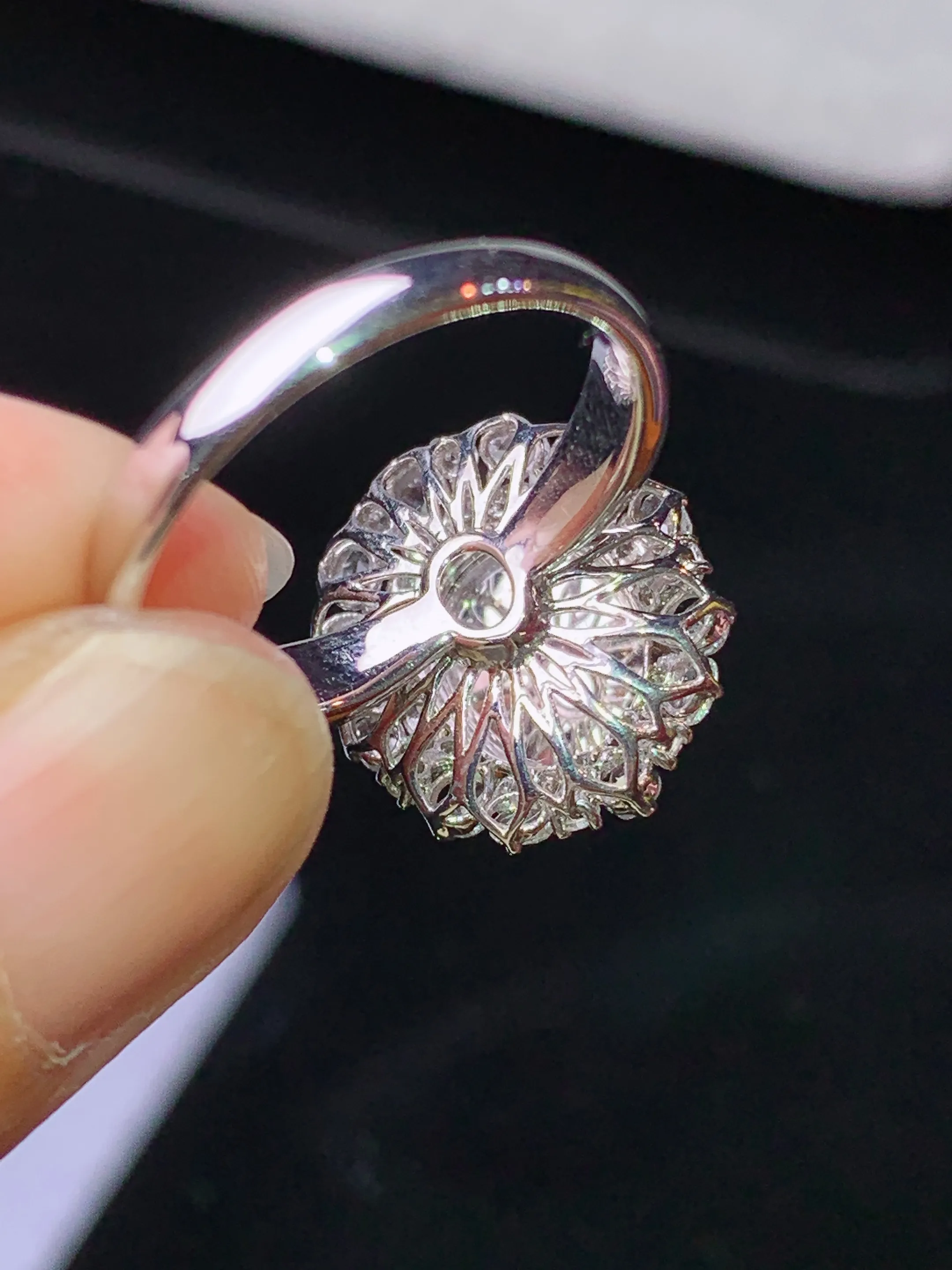 18k金钻镶嵌满绿蛋面戒指 玉质细腻 色泽艳丽清新 圈口14 整体尺寸16.8*14.6*10