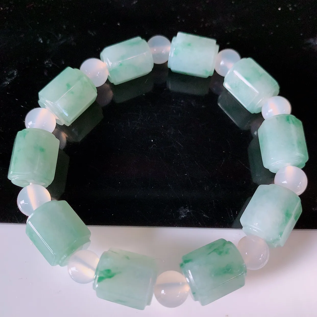 自然光实拍，冰润飘花翡翠手链，路路通翡翠手串，花式飘逸，佩戴效果大方时尚，圆珠为装饰珠！#89.10