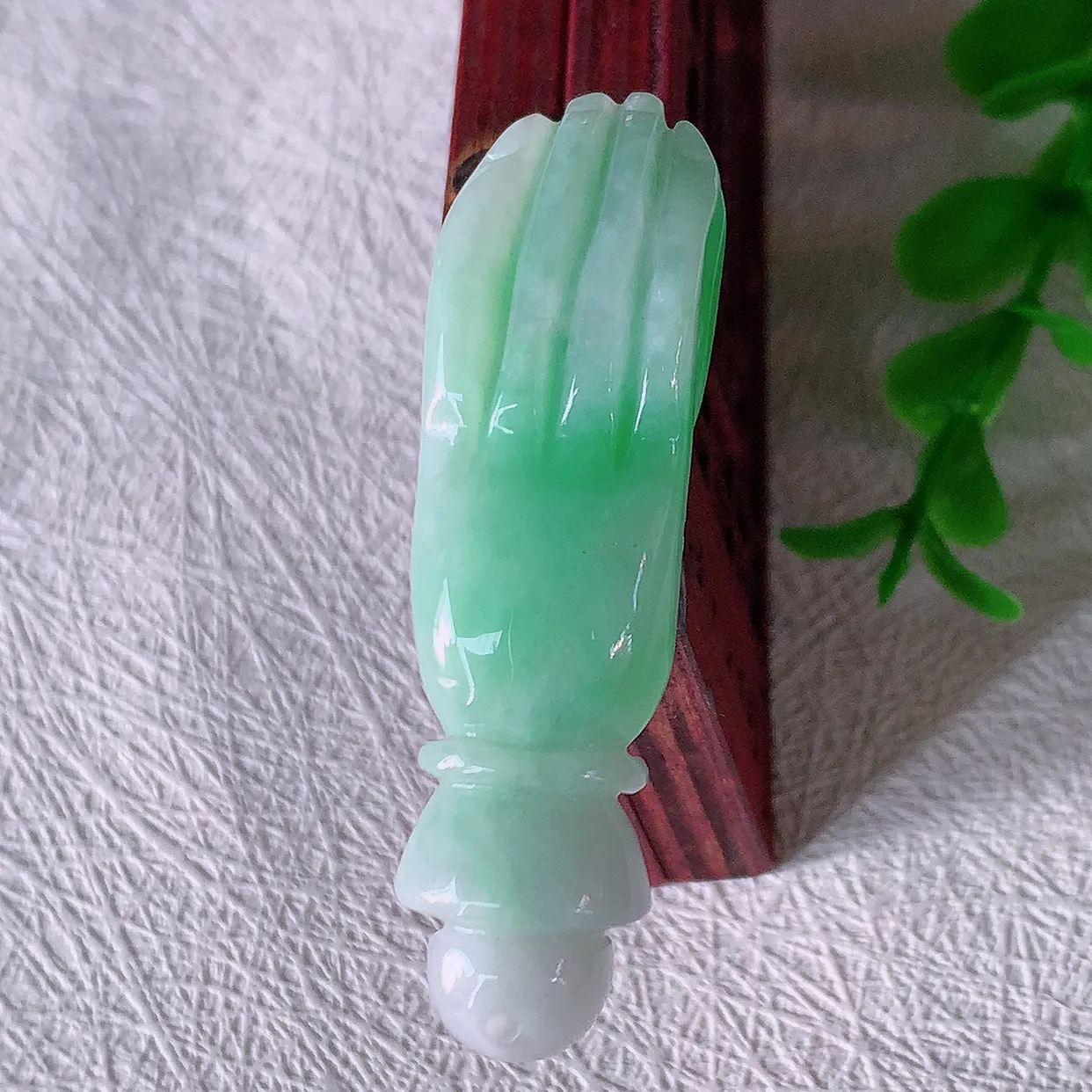 自然光实拍，冰润飘绿翡翠掌上明珠吊坠，翠色灵动，佩戴效果时尚出众，尽显气质，玉质细腻，美感十足。#46.10