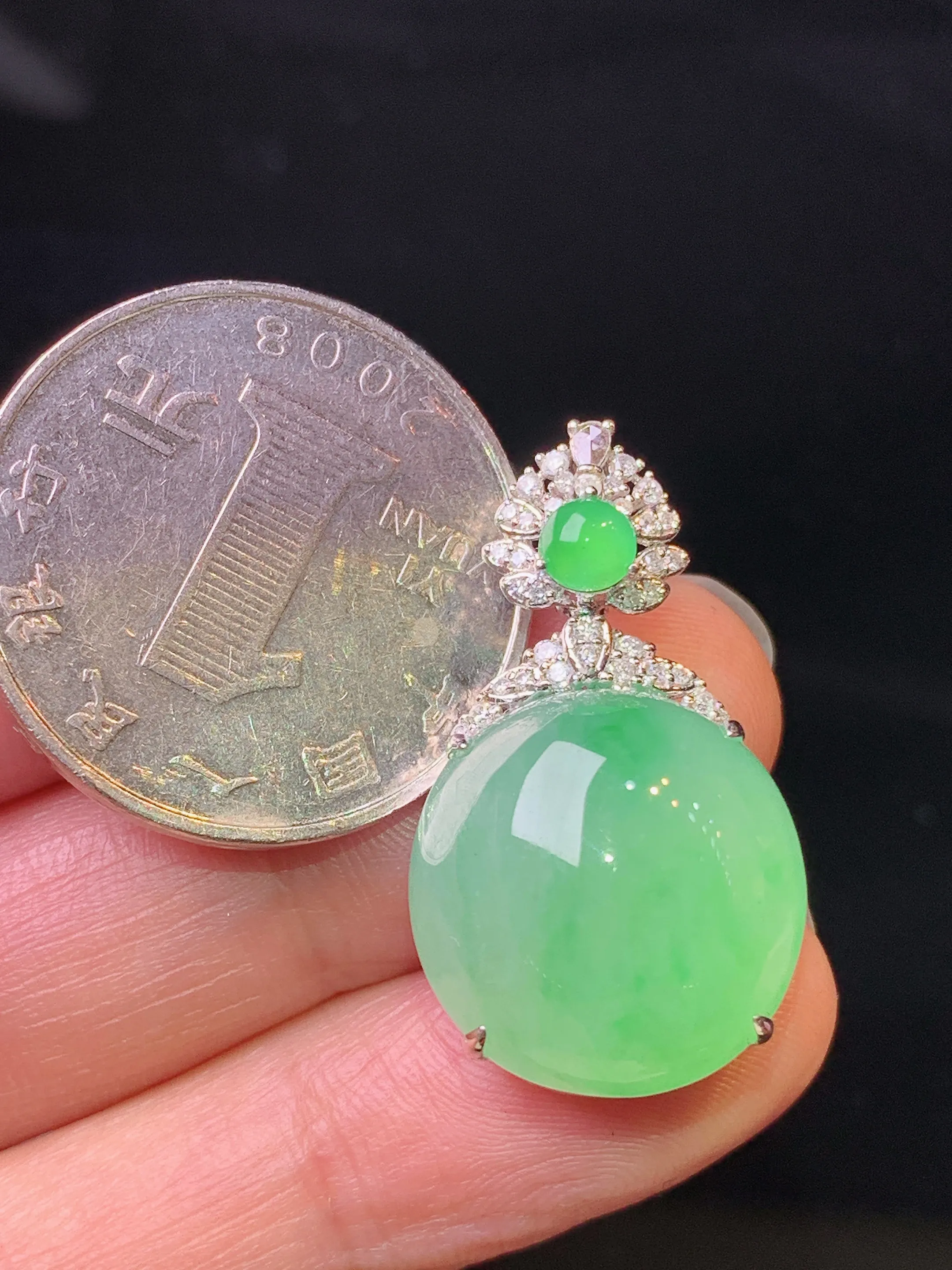 18k金钻镶嵌翠绿蛋面吊坠 玉质细腻 色泽艳丽清新 整体尺寸28.6*16.2*11.3