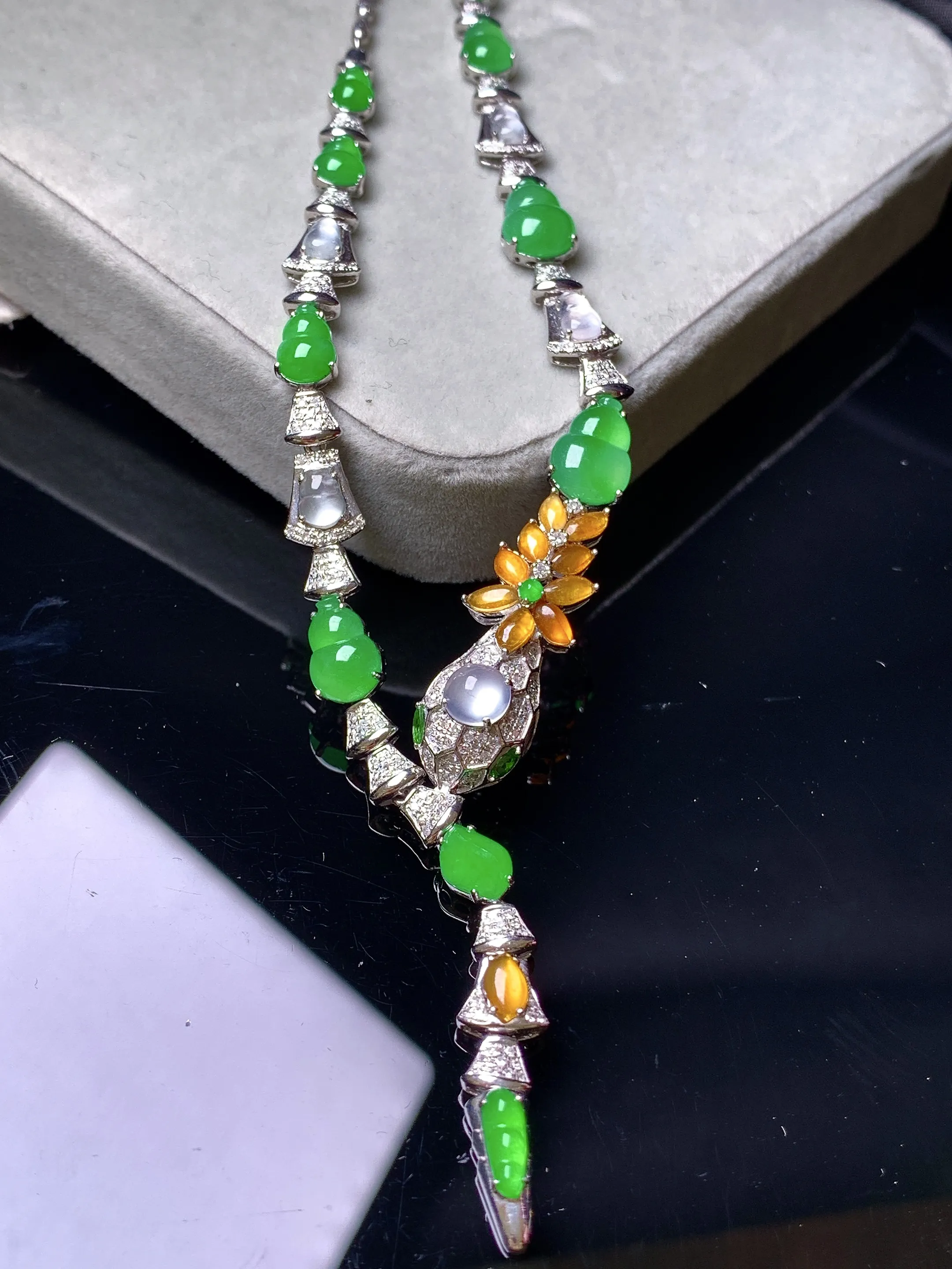 18k金钻镶嵌多宝蛇形项链 玉质细腻 色泽艳丽清新 整体尺寸120*9.2*7.2