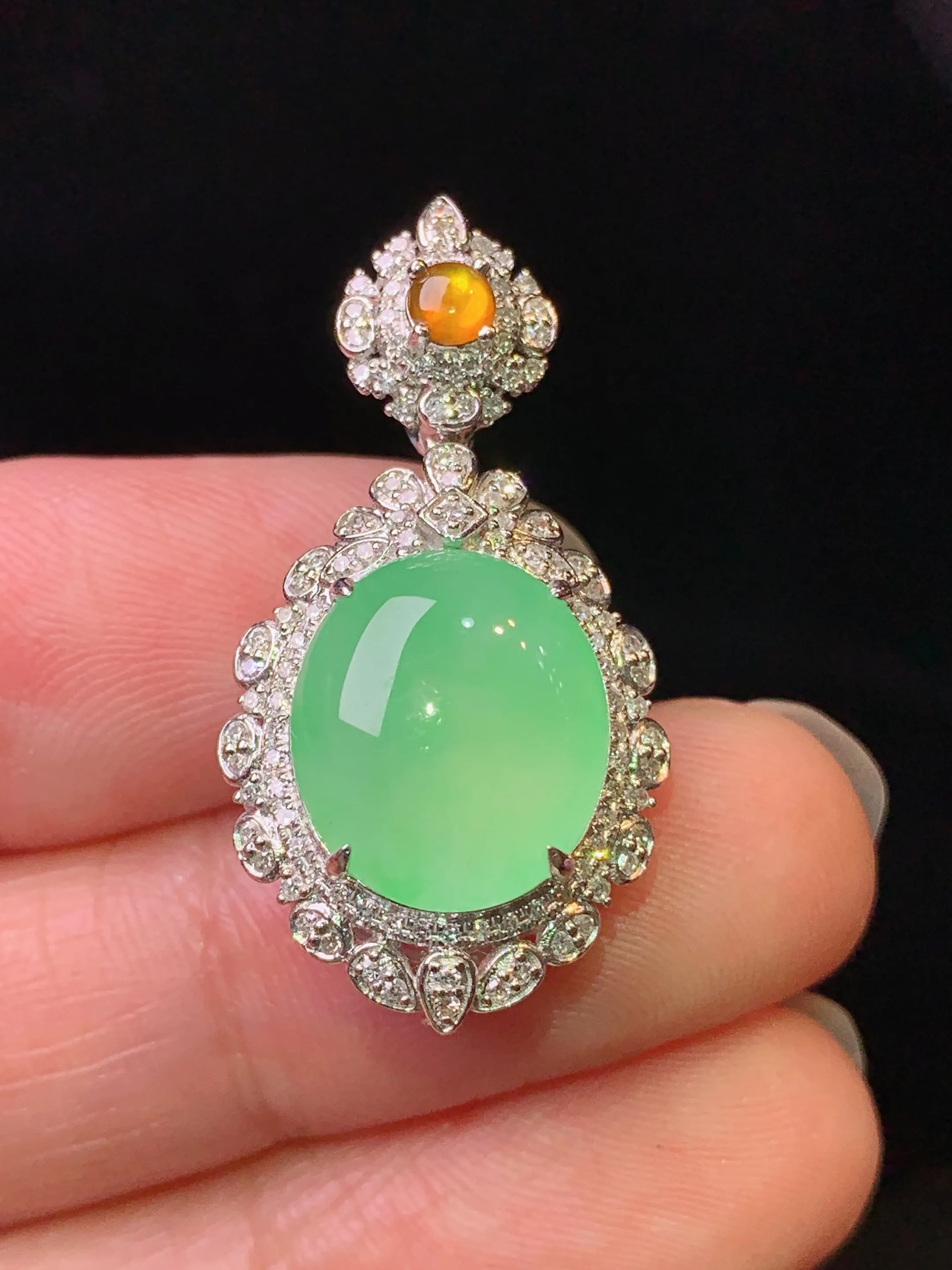 18k金钻镶嵌翠绿蛋面吊坠 玉质细腻 色泽艳丽清新 整体尺寸29.8*15.7*9.8