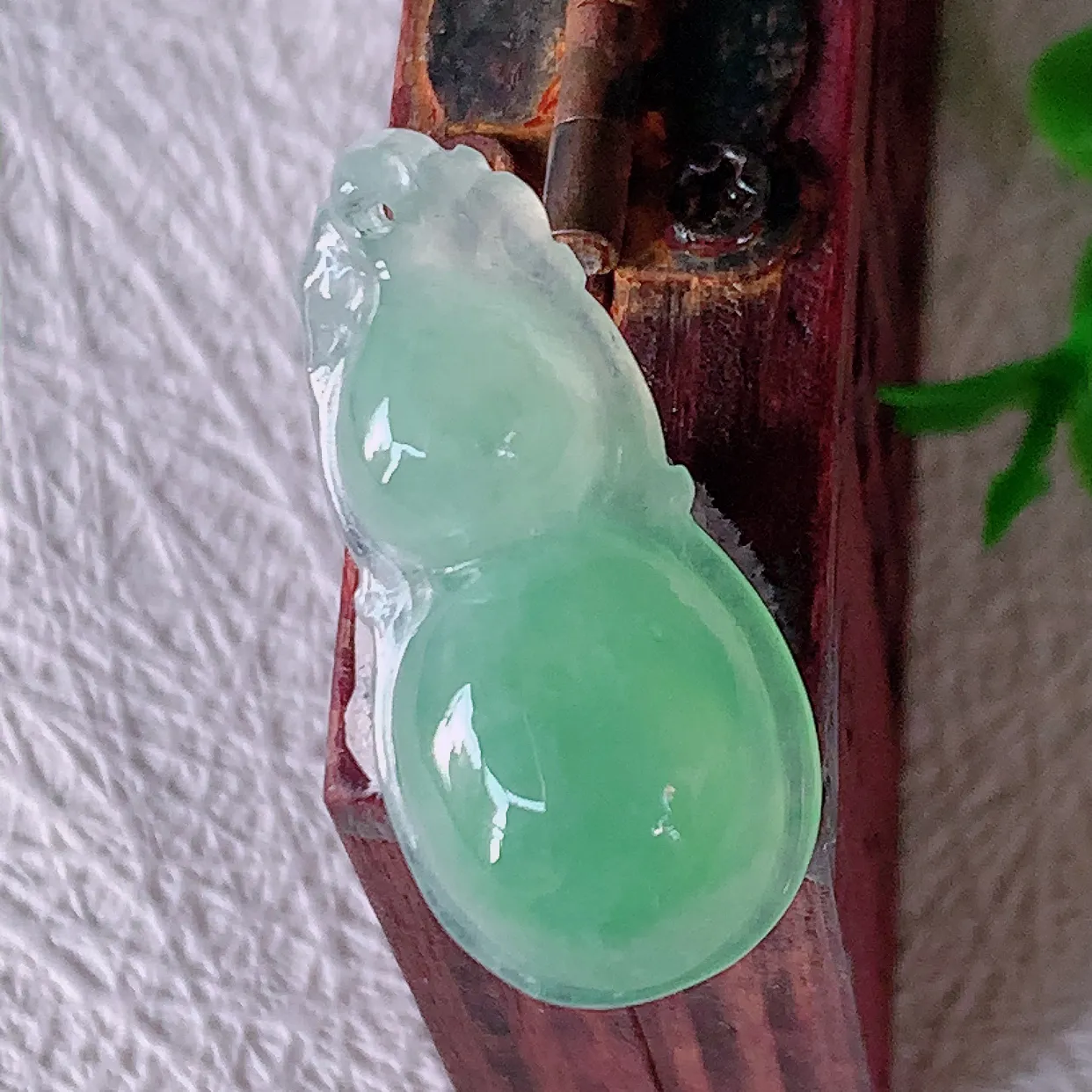 自然光实拍，冰种满绿翡翠葫芦吊坠，寓意福禄双全，财源滚滚，清新脱俗，佩戴效果优雅迷人！#01.10