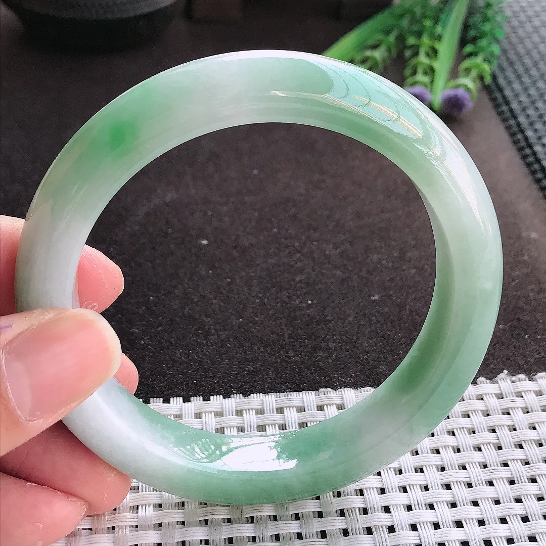 实拍翡翠A货61.5/13.2/9.8老坑精美温润飘阳绿大圈口手镯翡翠玉镯女款