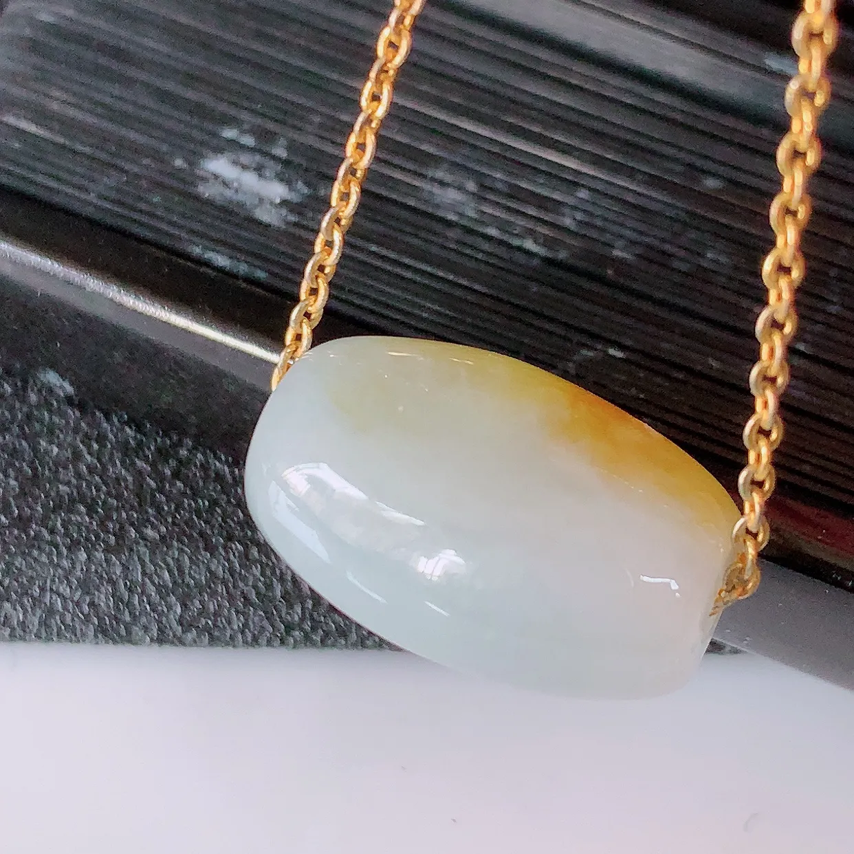 自然光实拍，冰润黄翡双彩翡翠路路通吊坠，寓意时来运转、财源滚滚，款式新颖时尚，日常百搭的款！配图银链#94.7