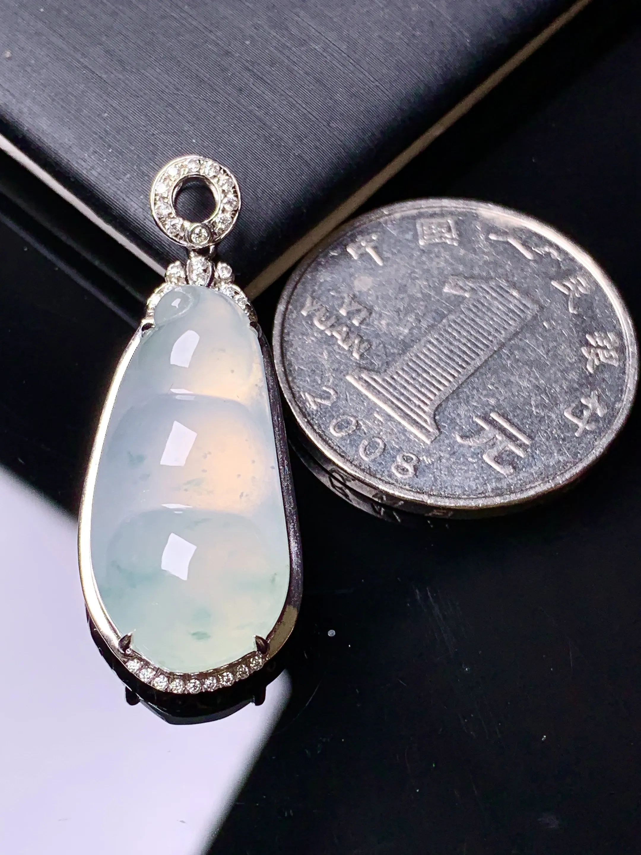 18k金钻镶嵌冰种四季豆吊坠 玉质细腻 色泽艳丽清新 整体尺寸34.8*13.6*7.5