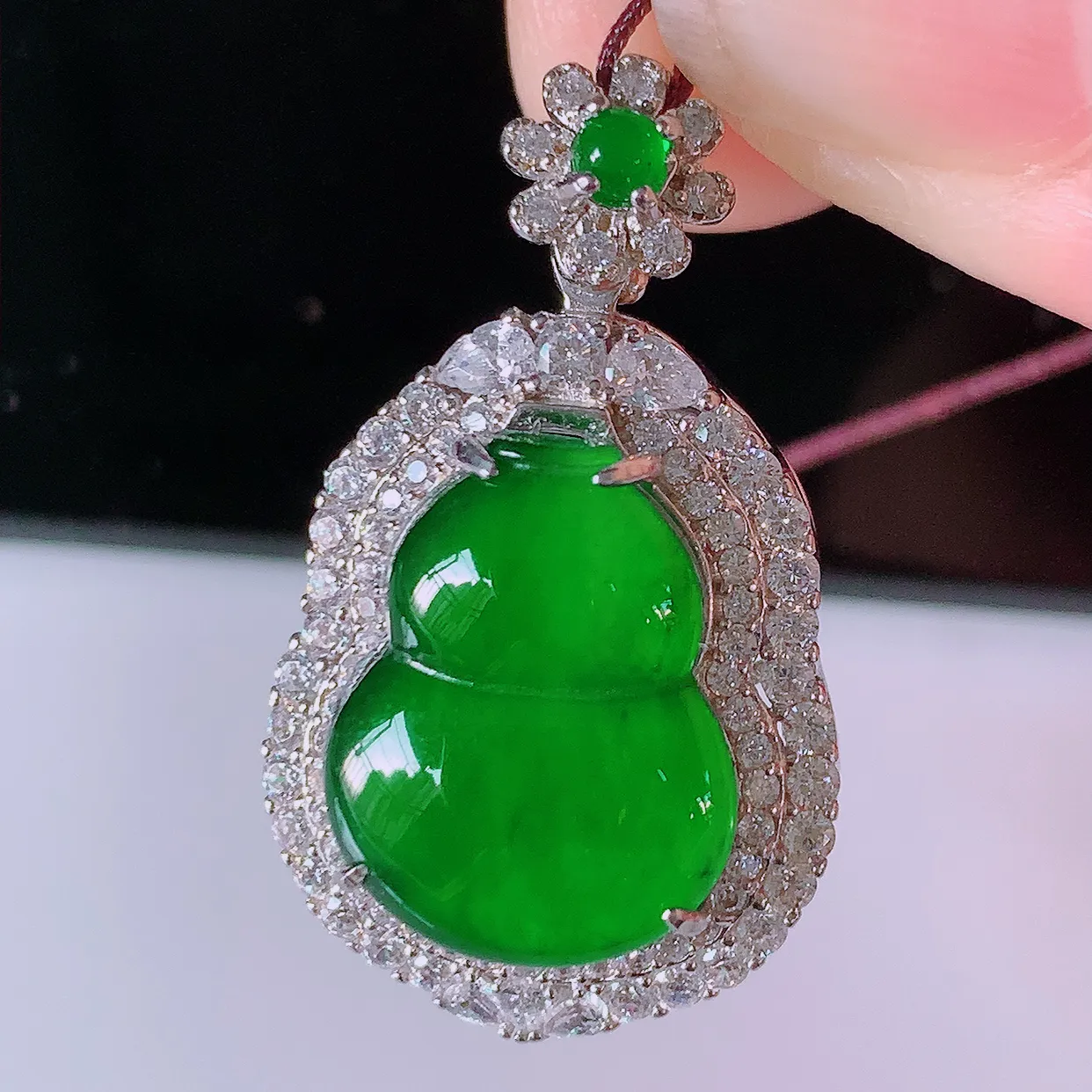 冰透满绿翡翠925银镶嵌葫芦吊坠，自然光实拍，翠色灵动，颜色漂亮，种老水足，品相佳，佩戴佳品！#97.10整体28*16.8*11.5裸石14.5*11.5