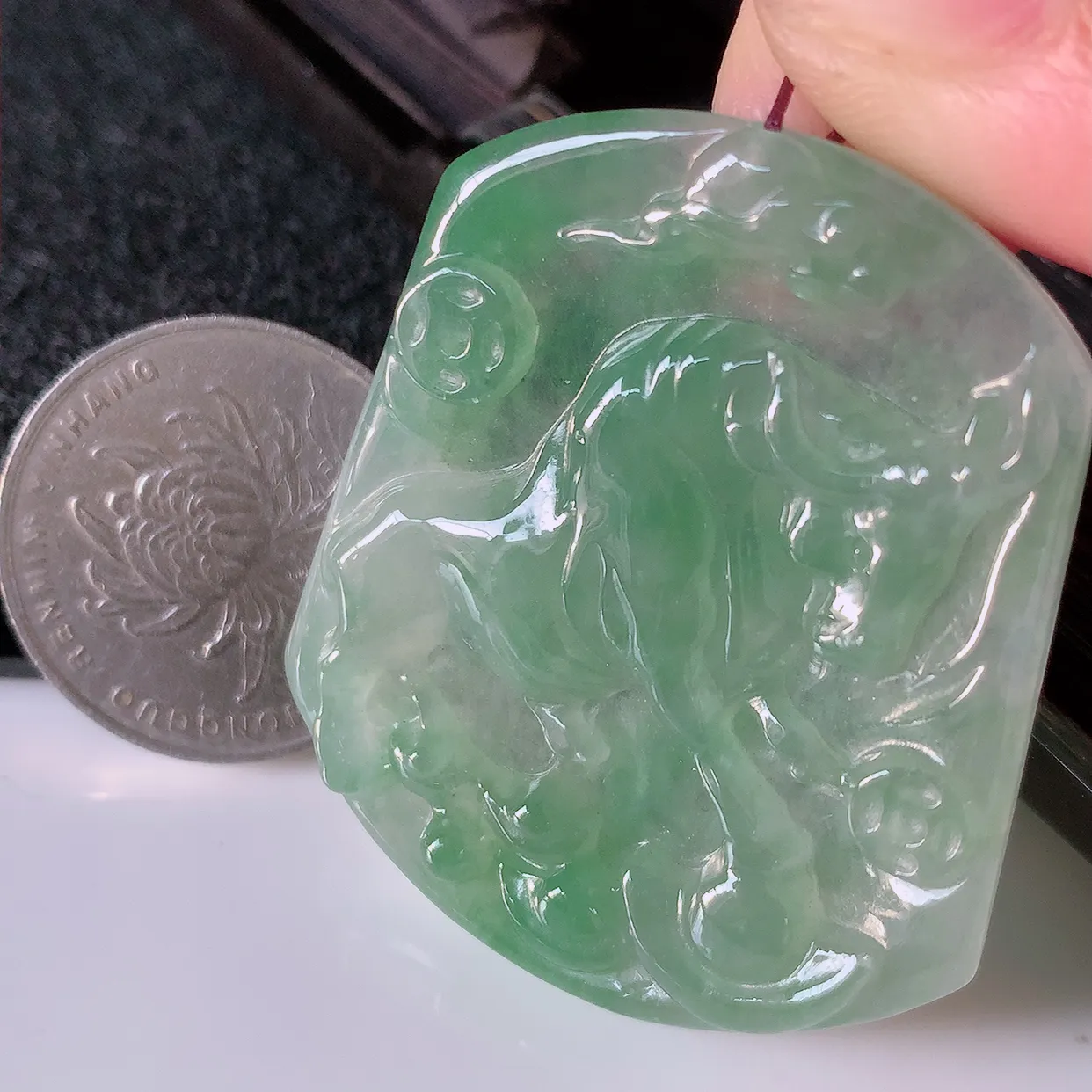 自然光实拍，冰种满绿翡翠生肖马牌吊坠，翠色灵动，佩戴效果时尚出众，尽显气质，玉质细腻，美感十足。#39.10