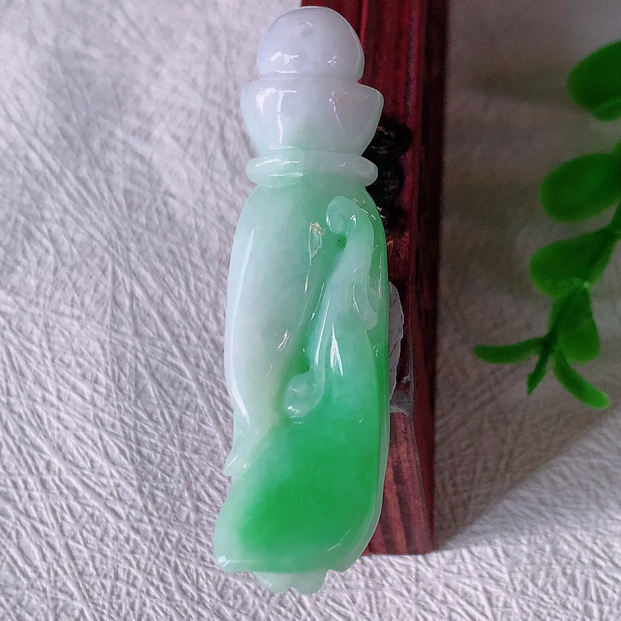 自然光实拍，冰润飘绿翡翠掌上明珠吊坠，翠色灵动，佩戴效果时尚出众，尽显气质，玉质细腻，美感十足。#46.10