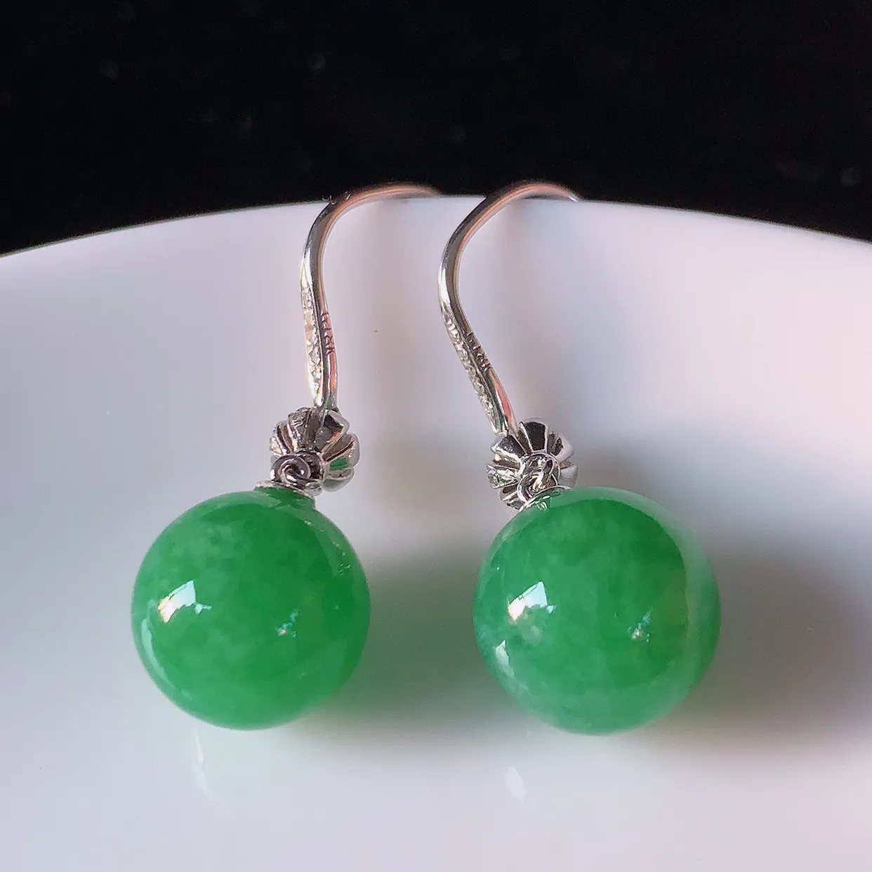 自然光实拍 18k金镶嵌满绿翡翠圆珠耳坠，沁人心脾，豪华镶嵌而成，耳坠佩戴效果大气出众，尽显气质。种水好，胶感足，颜相当漂亮，高性价比，值得入手品鉴！#83.10耳坠整体长29.5裸石10.6