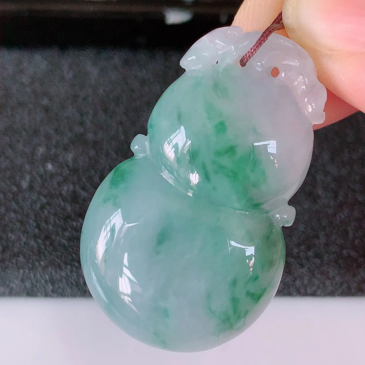 自然光实拍，冰紫罗兰飘花翡翠福豆吊坠，寓意“四季平安，福气满满”胶感十足，饱满，佩戴效果优雅迷人！#57.7