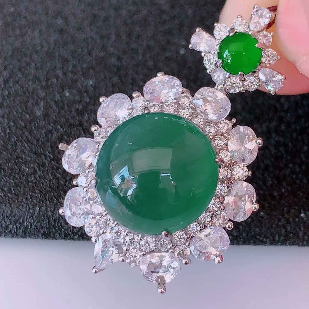 冰透满绿翡翠925银镶嵌吊坠，自然光实拍，翠色灵动，颜色漂亮，种老水足，品相佳，佩戴佳品！#97.7整体32.5*20*9.8裸石12.2-12.2