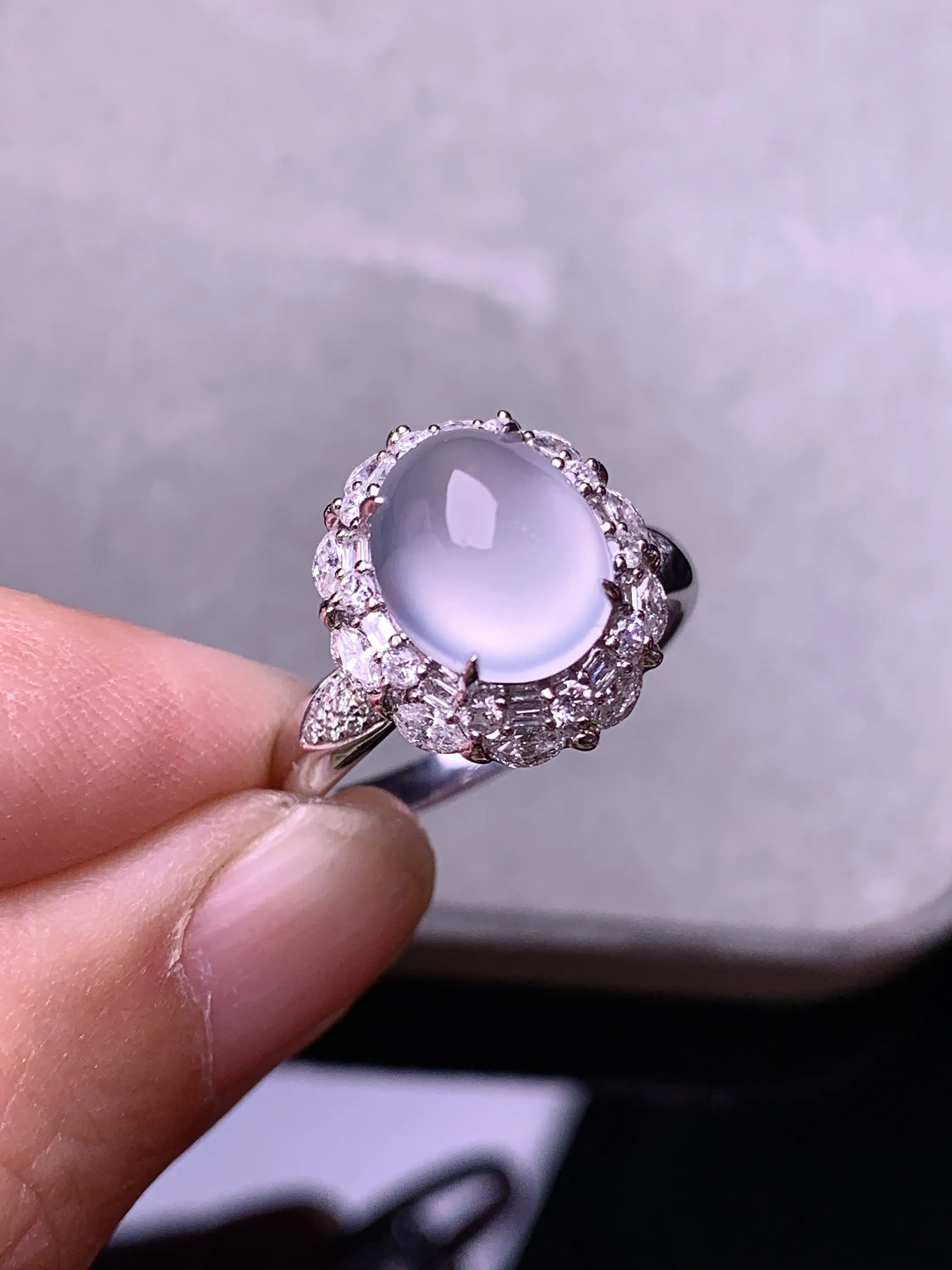 18k金钻镶嵌冰种蛋面戒指 玉质细腻 色泽艳丽清新 圈口13.5 整体尺寸14.2*12.5*11.5