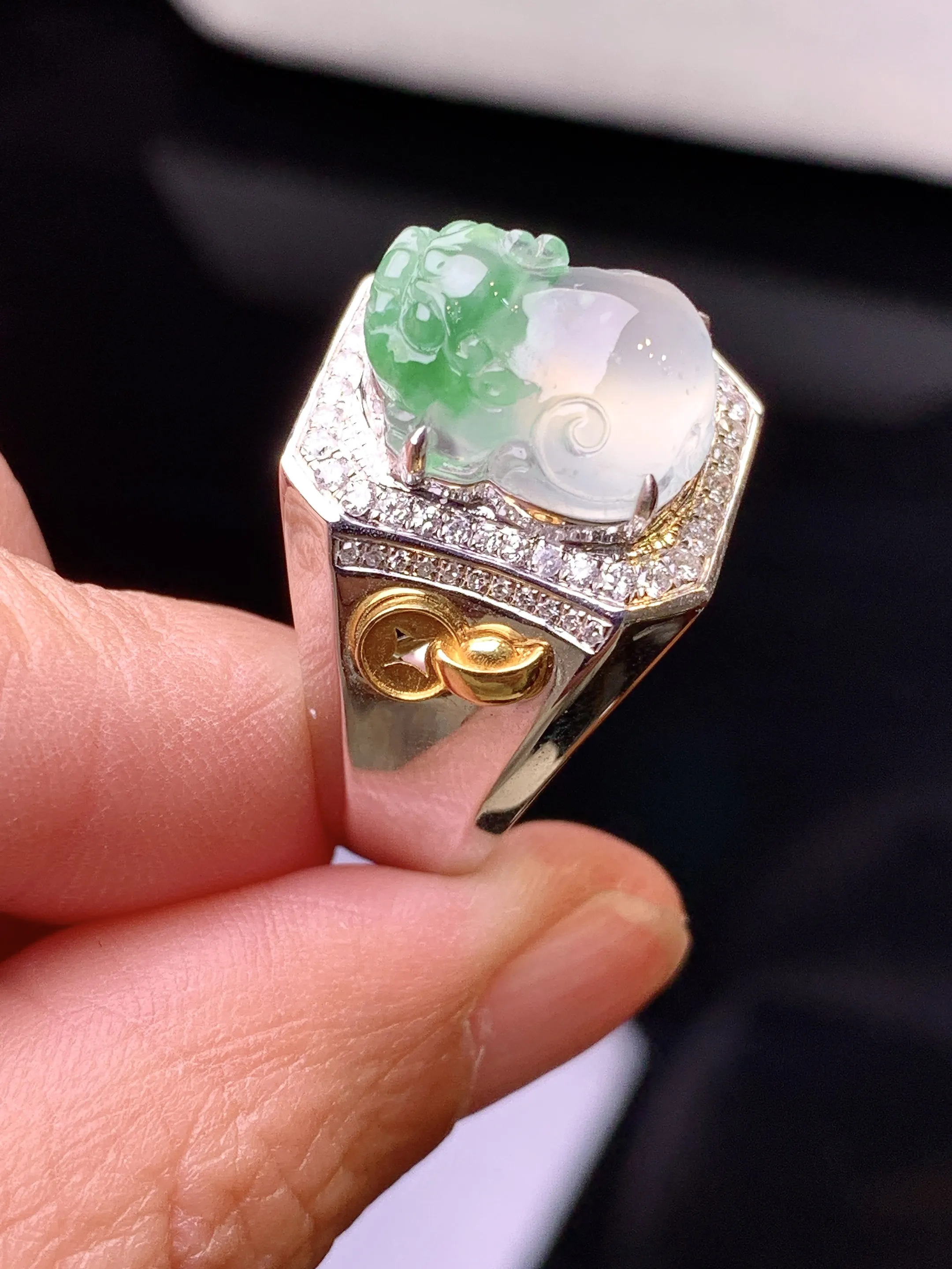 18k金钻镶嵌冰种飘绿貔貅戒指 玉质细腻 色泽艳丽清新 圈口20 裸石尺寸13.5*11.2*5.5
