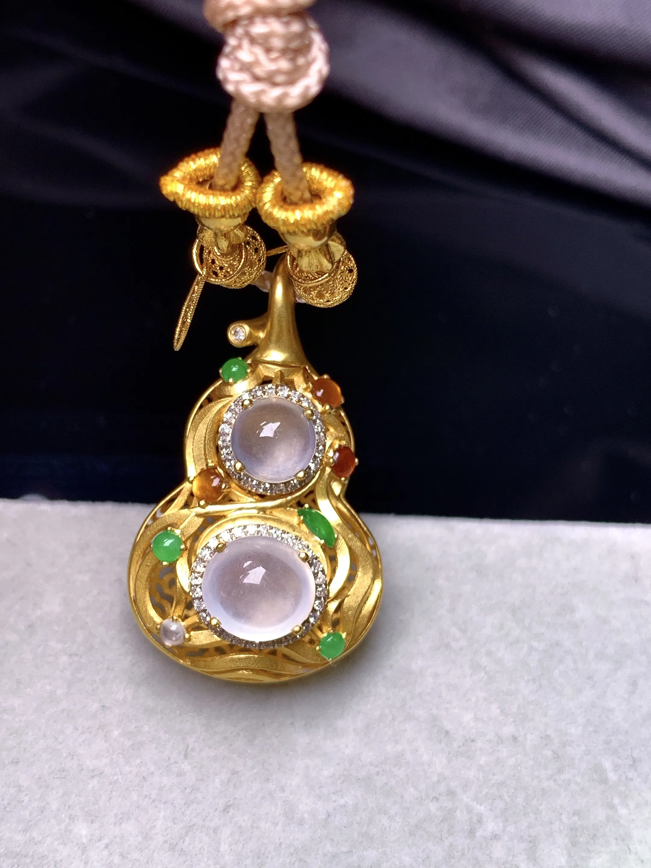 18k金钻镶嵌冰种蛋面吊坠 玉质细腻 色泽艳丽清新 整体尺寸32.5*19.3*14.5