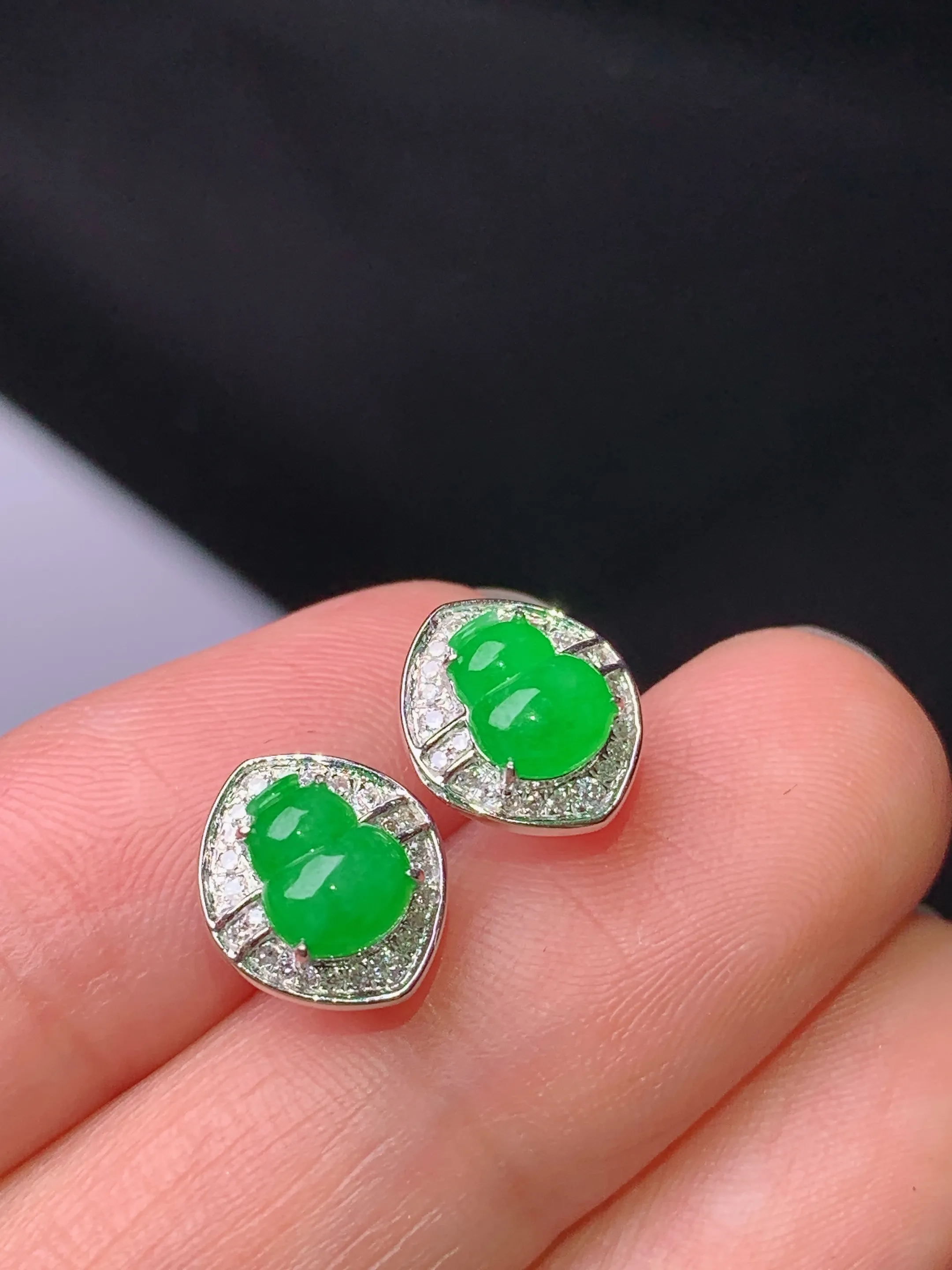 18k金钻镶嵌满绿葫芦耳钉 玉质细腻 色泽艳丽清新 整体尺寸10.2*8.8*3.5