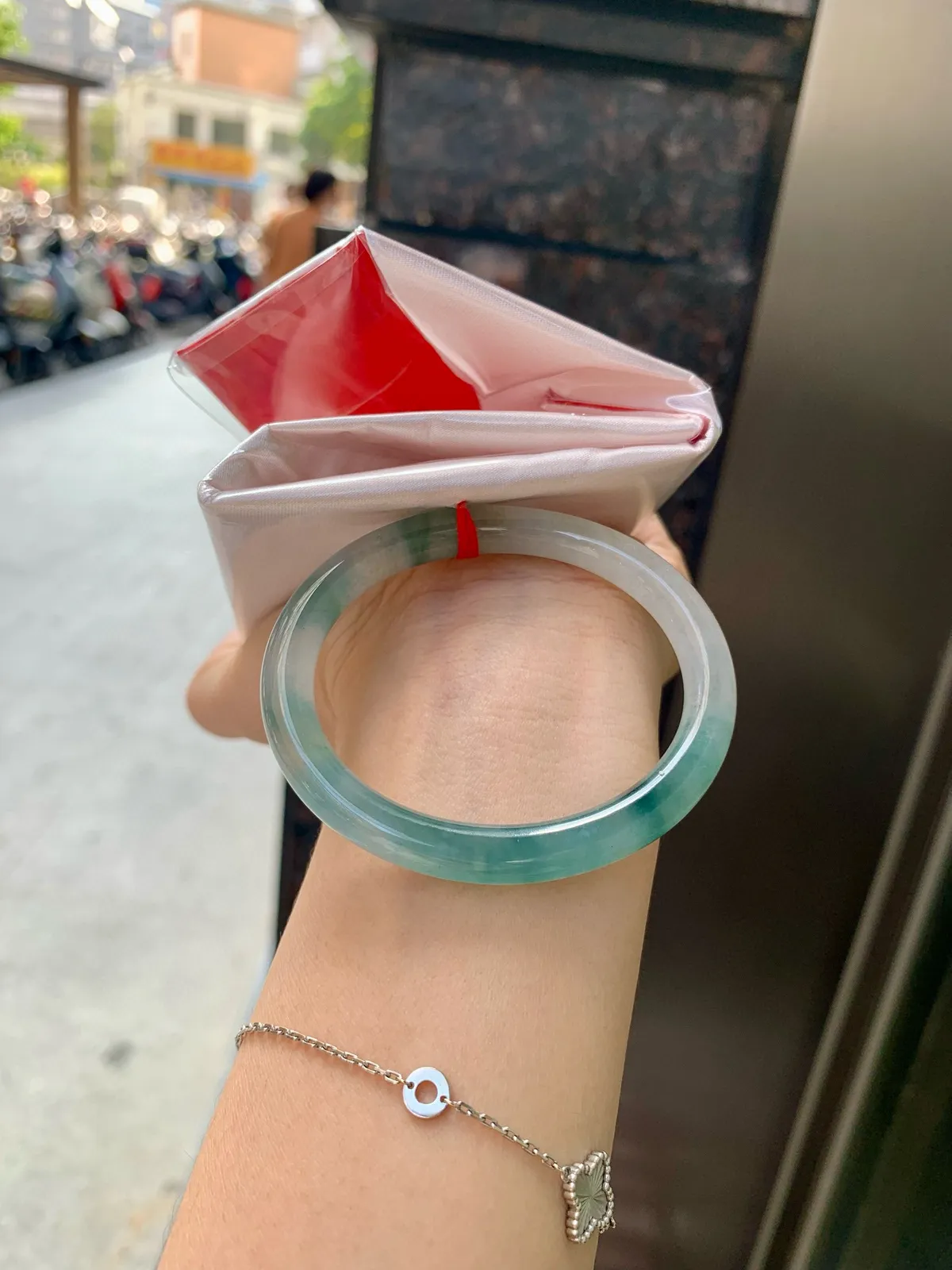 冰飘花贵妃
51-44.5-7-7
打灯小细纹，不影响，底妆冰透，胶润细腻，蓝花灵动飘逸，勾勒出一幅唯美诗意的山水意境画，古典优雅又秀气