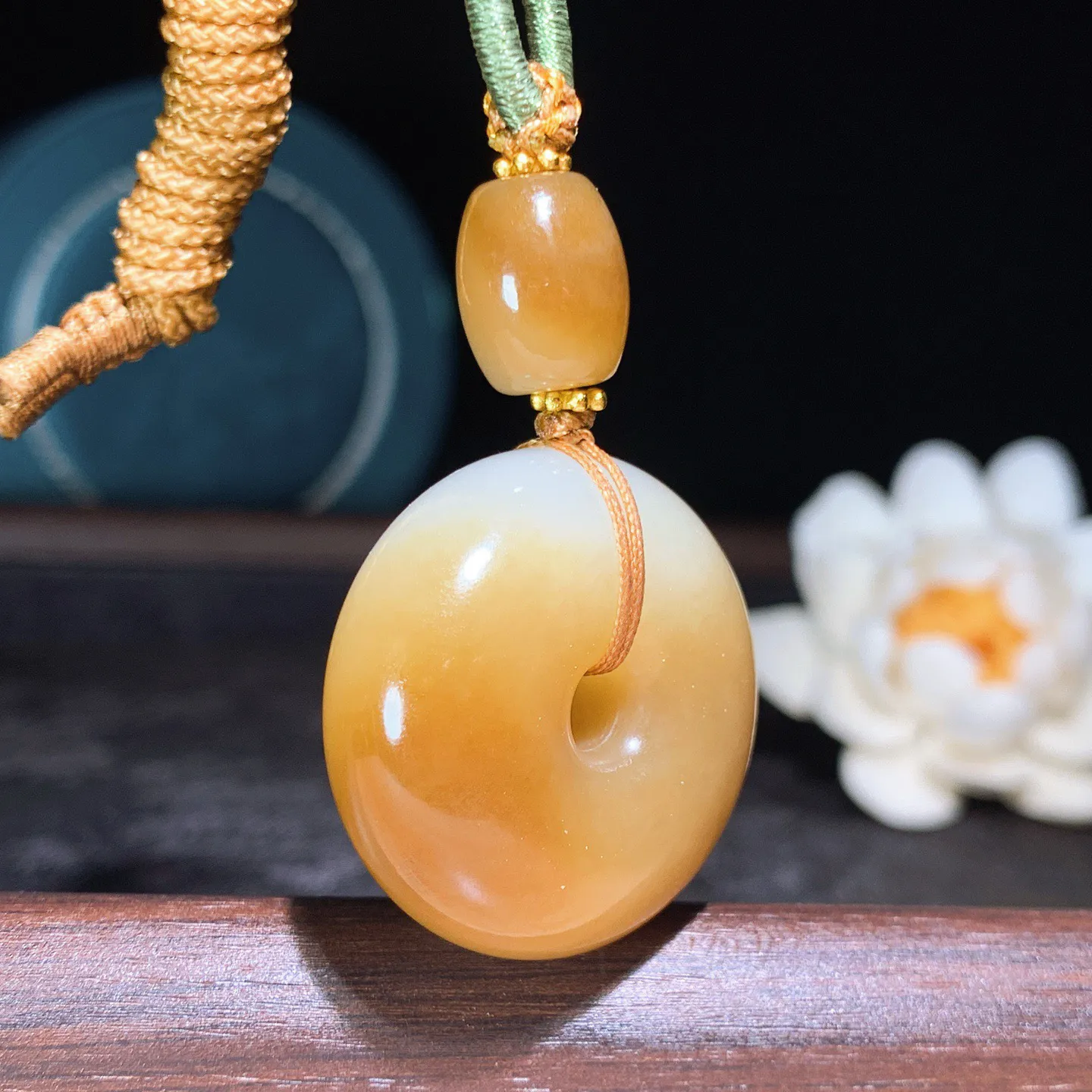 新疆和田玉且末糖平安扣挂件。尺寸30/13重26.5克 玉质细腻油润 底色纯净 脂粉好，品质好。lt