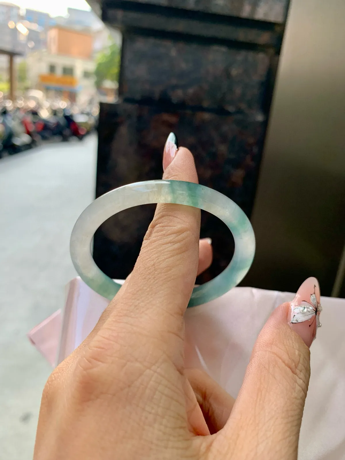 冰飘花贵妃
51-44.5-7-7
打灯小细纹，不影响，底妆冰透，胶润细腻，蓝花灵动飘逸，勾勒出一幅唯美诗意的山水意境画，古典优雅又秀气