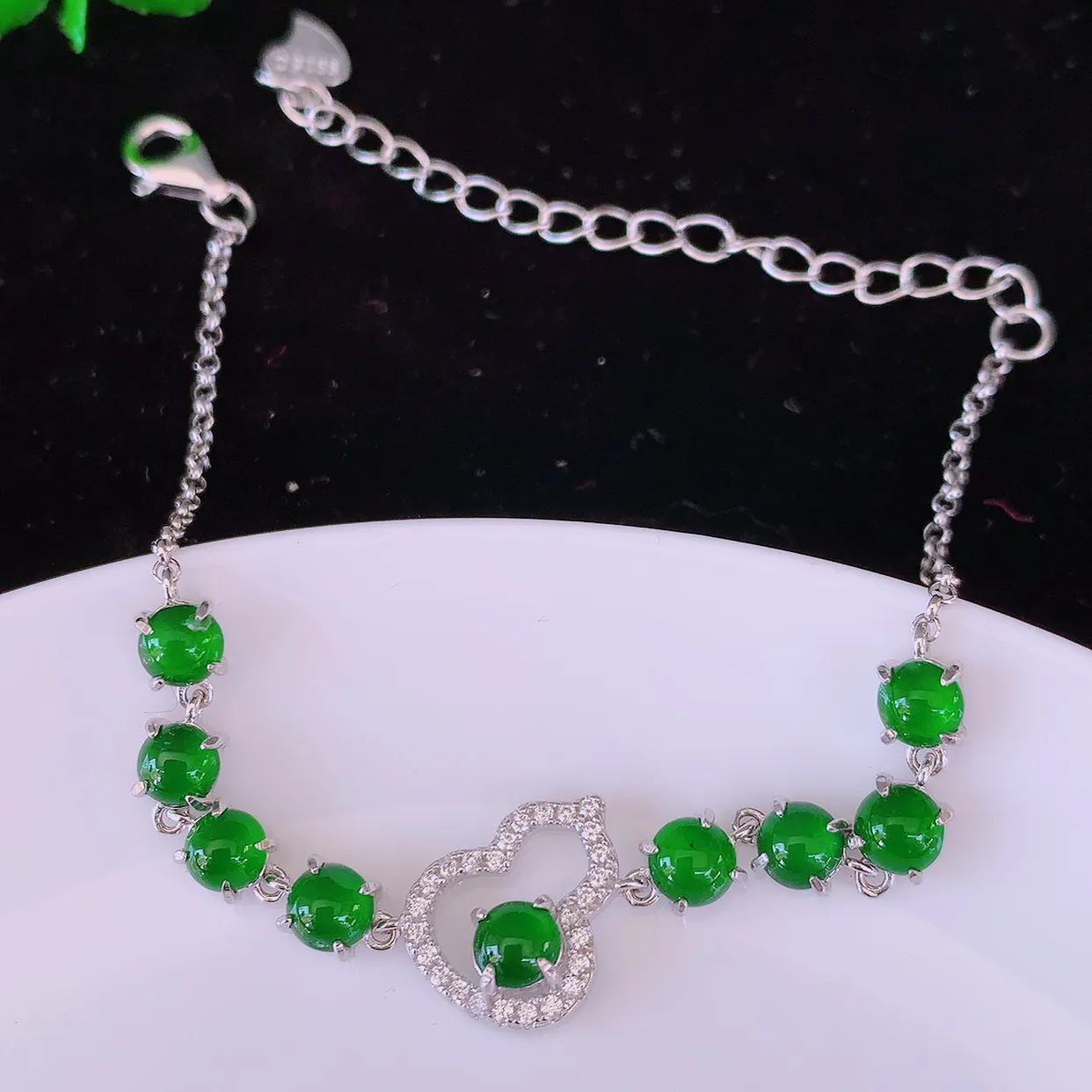 冰透满绿翡翠925银镶嵌手链，自然光实拍，翠色灵动，颜色漂亮，种老水足，品相佳，佩戴佳品！#97.7取一整体4.2*4.2*3.5裸石4*4