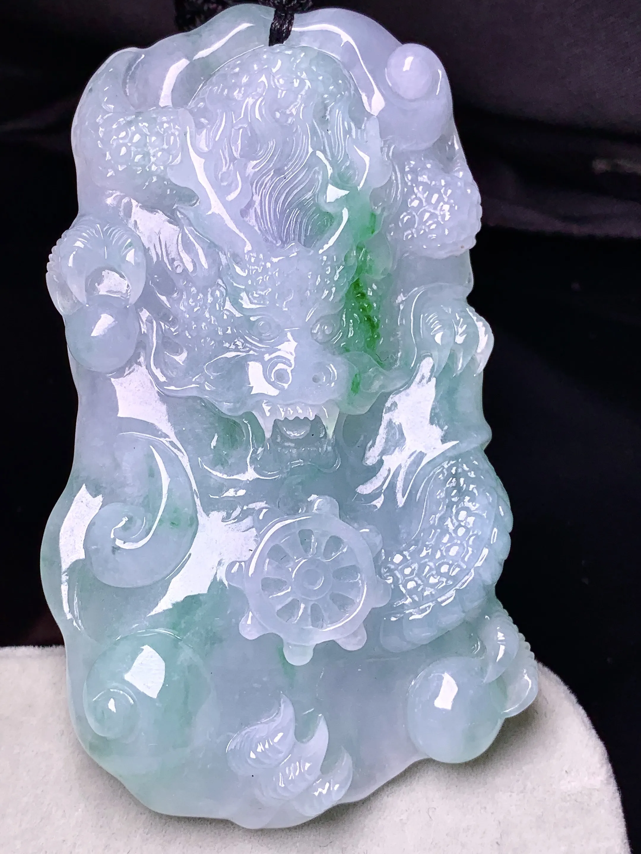 飘绿龙牌吊坠 玉质细腻 色泽艳丽清新 整体尺寸72.8*41.8*10.3