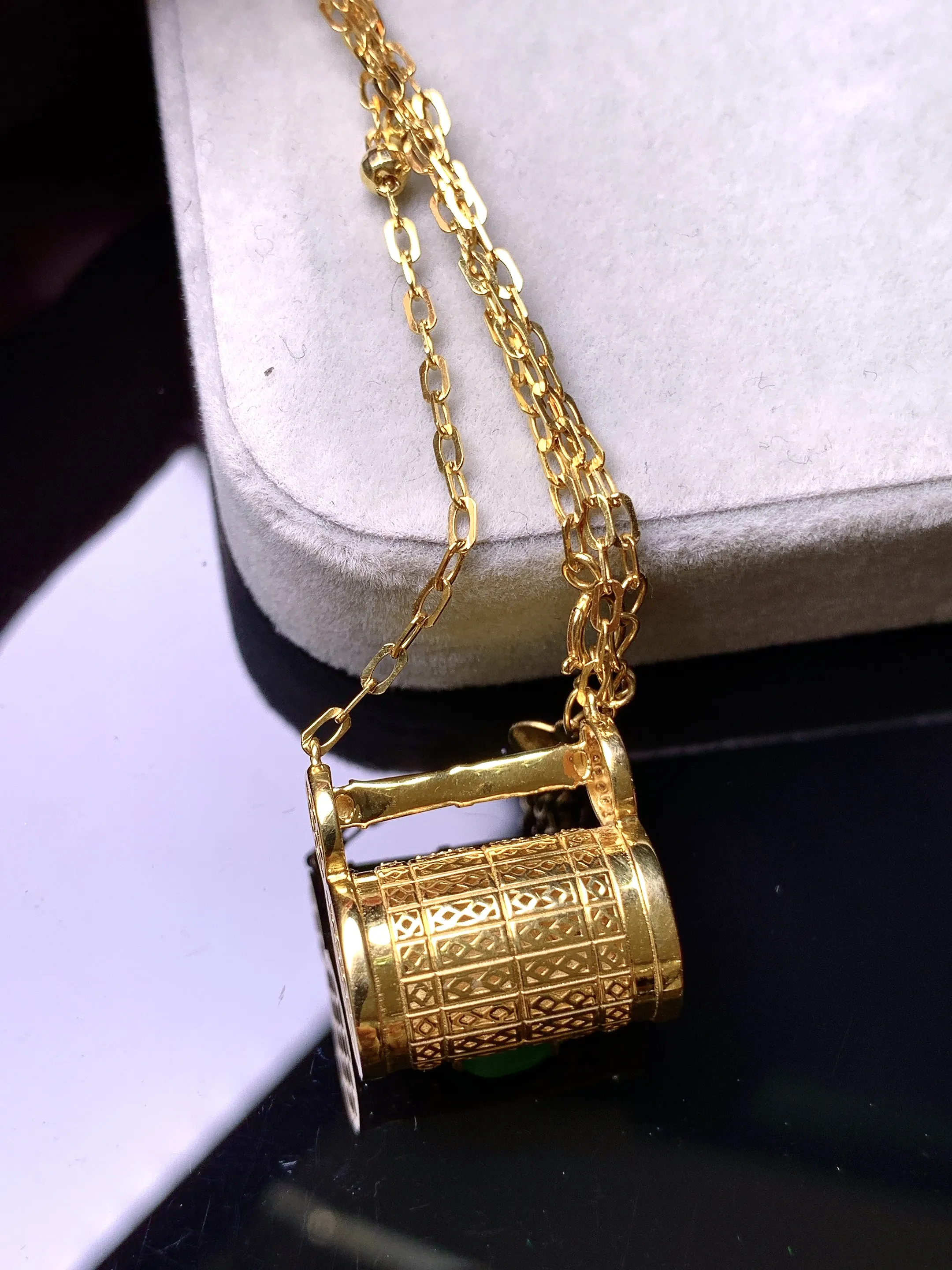 18k金钻镶嵌满绿随形钱袋吊坠 玉质细腻 色泽艳丽清新 整体尺寸18.6*16.5*11