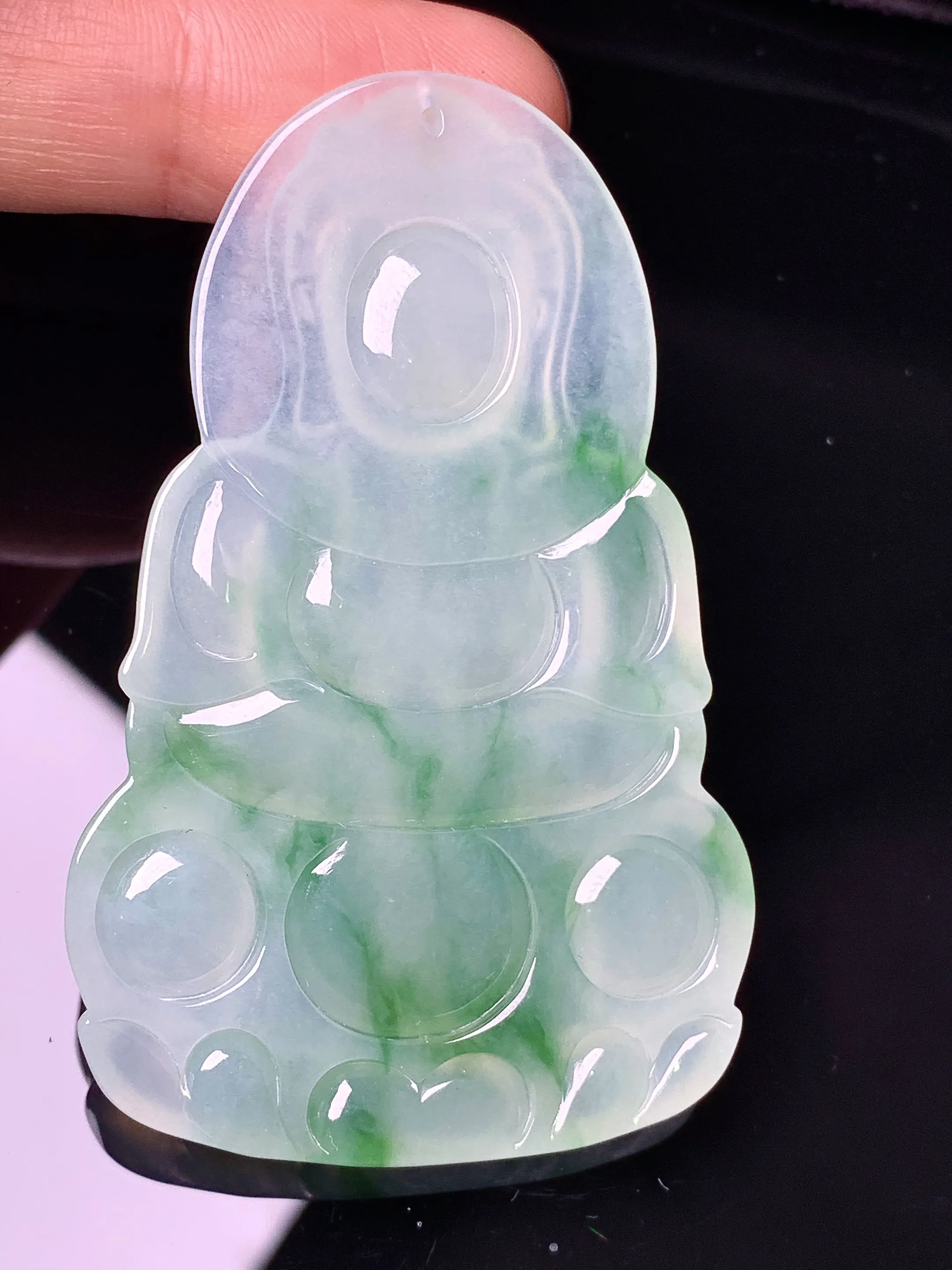 冰种飘绿观音菩萨吊坠 玉质细腻 色泽艳丽清新 整体尺寸60.5*38.5*5.3