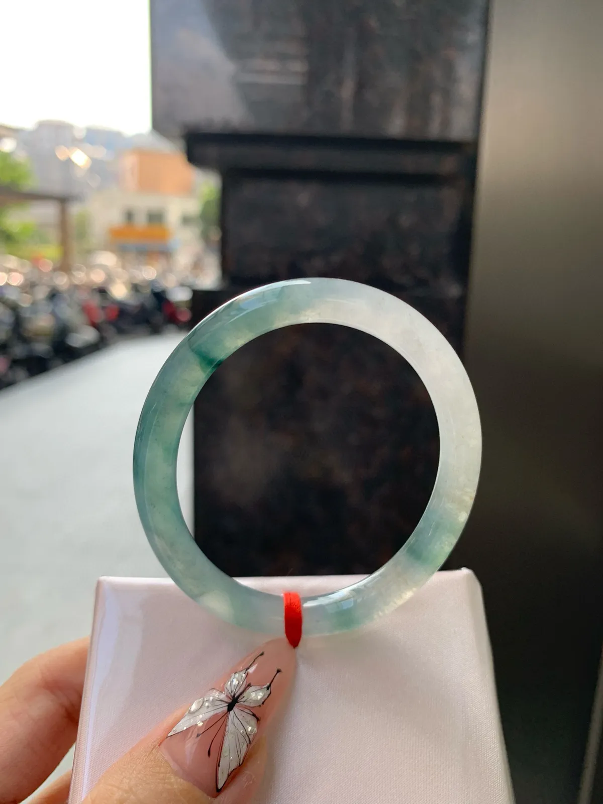 冰飘花贵妃
51-44.5-7-7
打灯小细纹，不影响，底妆冰透，胶润细腻，蓝花灵动飘逸，勾勒出一幅唯美诗意的山水意境画，古典优雅又秀气