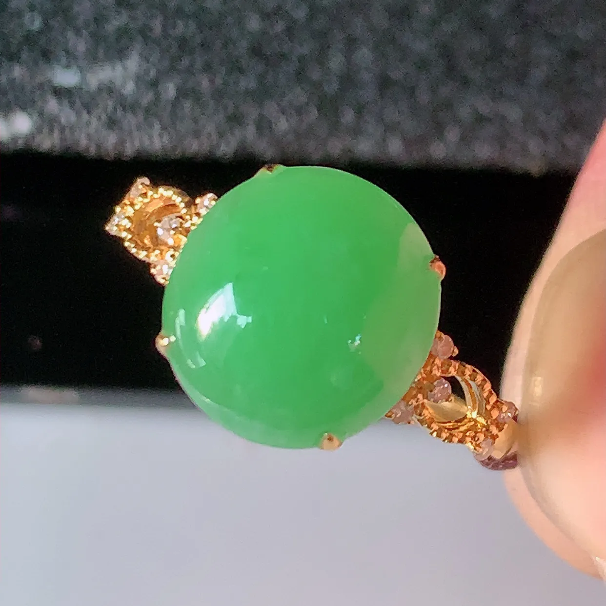自然光实拍 18K金精工镶嵌满绿翡翠戒指，玉质细腻，翡翠色泽均匀，艳丽饱满，款式高贵大气，14圈口，