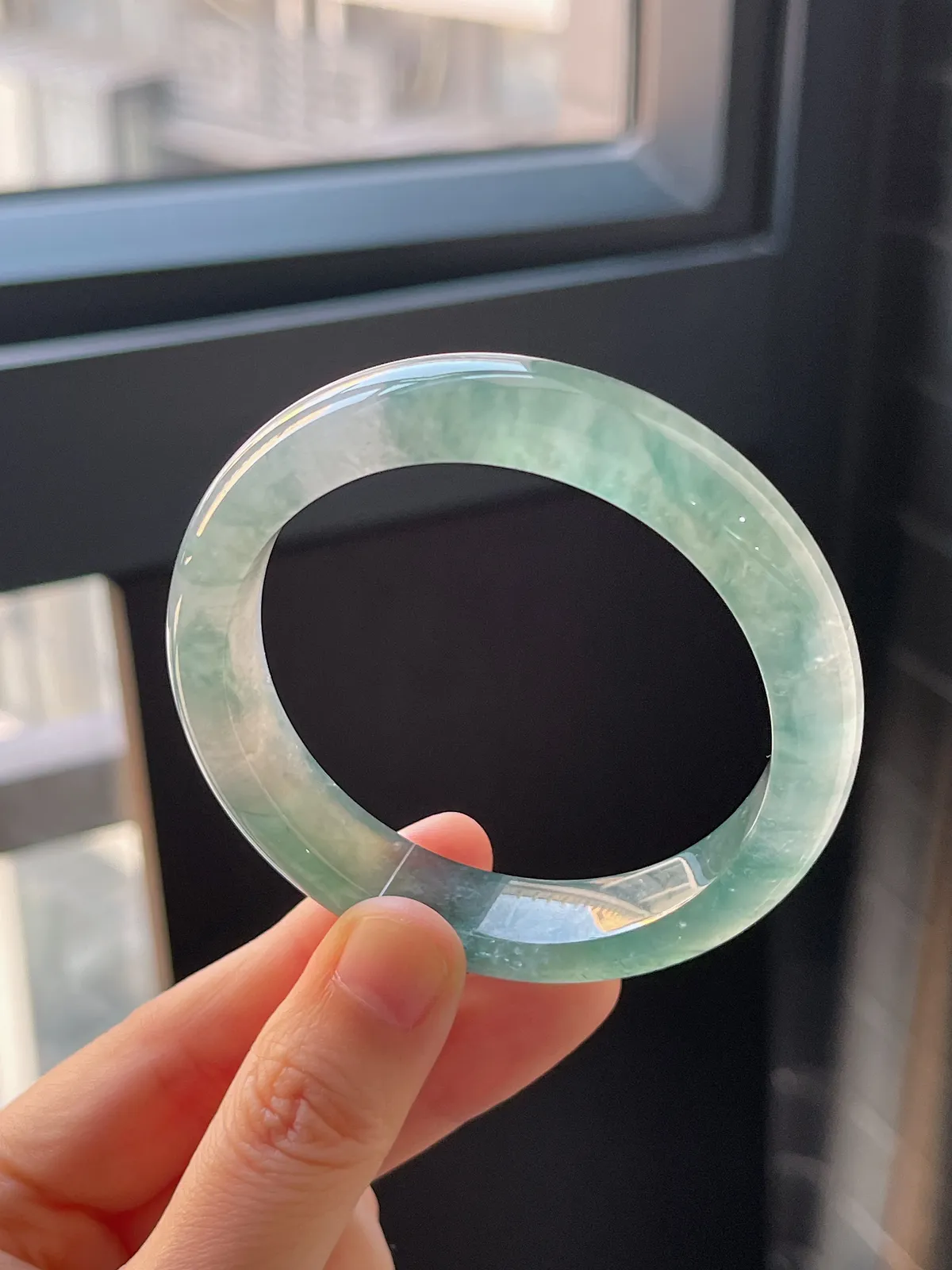 正圈53.8圈口，翡翠冰种飘绿手镯