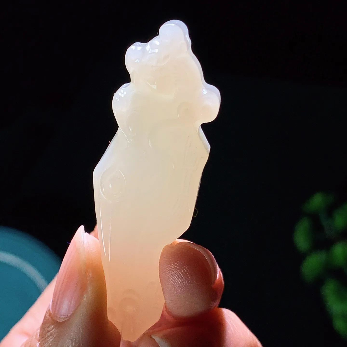 和田玉白玉马到成功马头挂件。尺寸55/18/13重22克 玉质细腻油润 底色纯净 脂粉好，品质好。lt251019