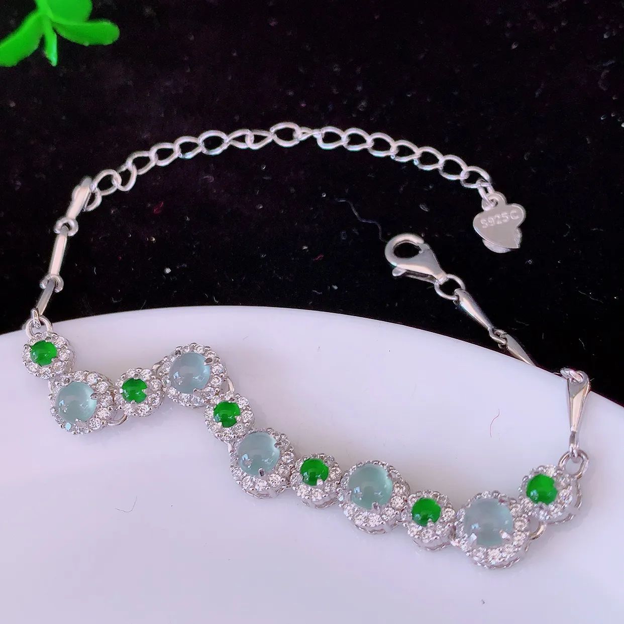 冰透满绿翡翠925银镶嵌手链，自然光实拍，翠色灵动，颜色漂亮，种老水足，品相佳，佩戴佳品！#97.7取一整体6*6*5.6裸石4*4