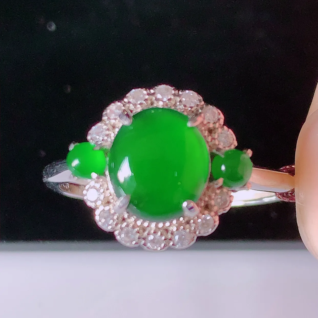 冰透满绿翡翠925银镶嵌戒指，自然光实拍，翠色灵动，颜色漂亮，种老水足，品相佳，佩戴佳品！#97.10（圈口可调大小）整体25*18.5*6裸石7*8