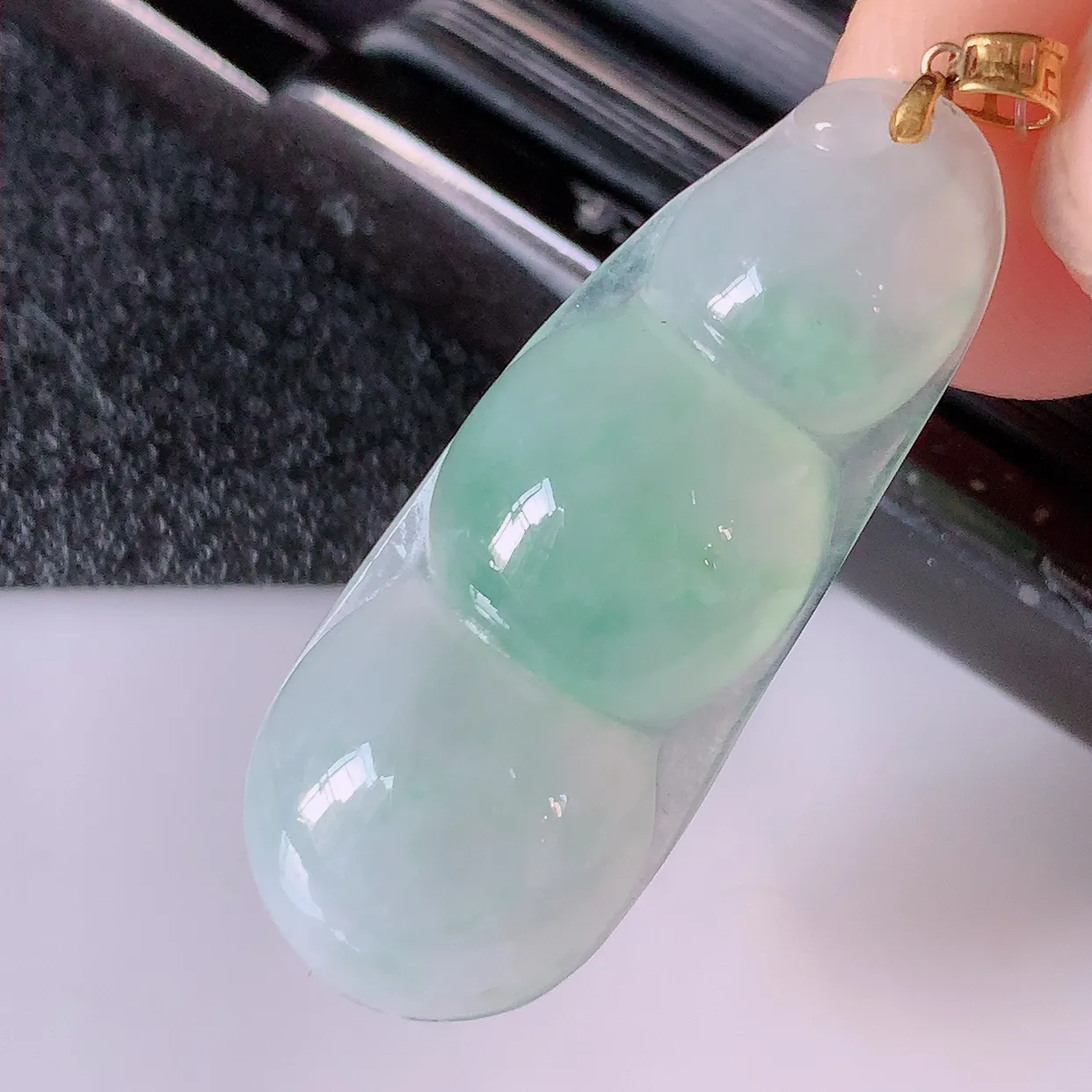 18K金镶嵌冰种飘绿翡翠四季豆吊坠，寓意“四季平安，福气满满”胶感十足，饱满，佩戴效果优雅迷人！#49.10