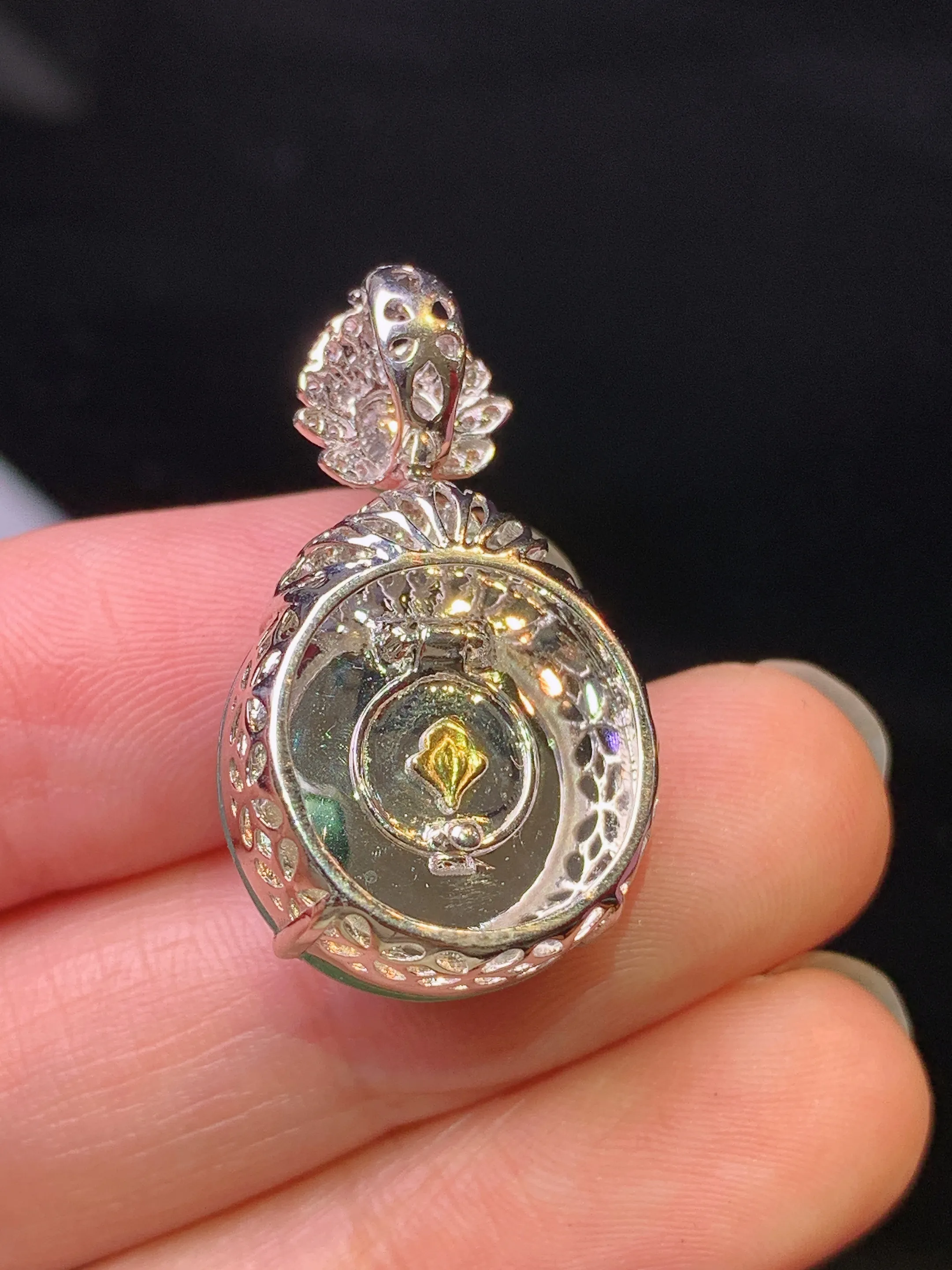 18k金钻镶嵌翠绿蛋面吊坠 玉质细腻 色泽艳丽清新 整体尺寸28.6*16.2*11.3