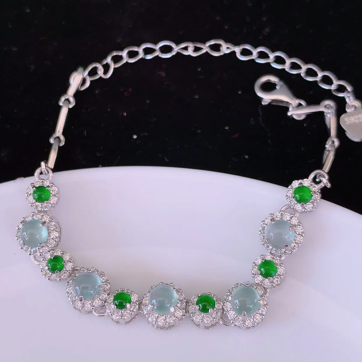 冰透满绿翡翠925银镶嵌手链，自然光实拍，翠色灵动，颜色漂亮，种老水足，品相佳，佩戴佳品！#97.7