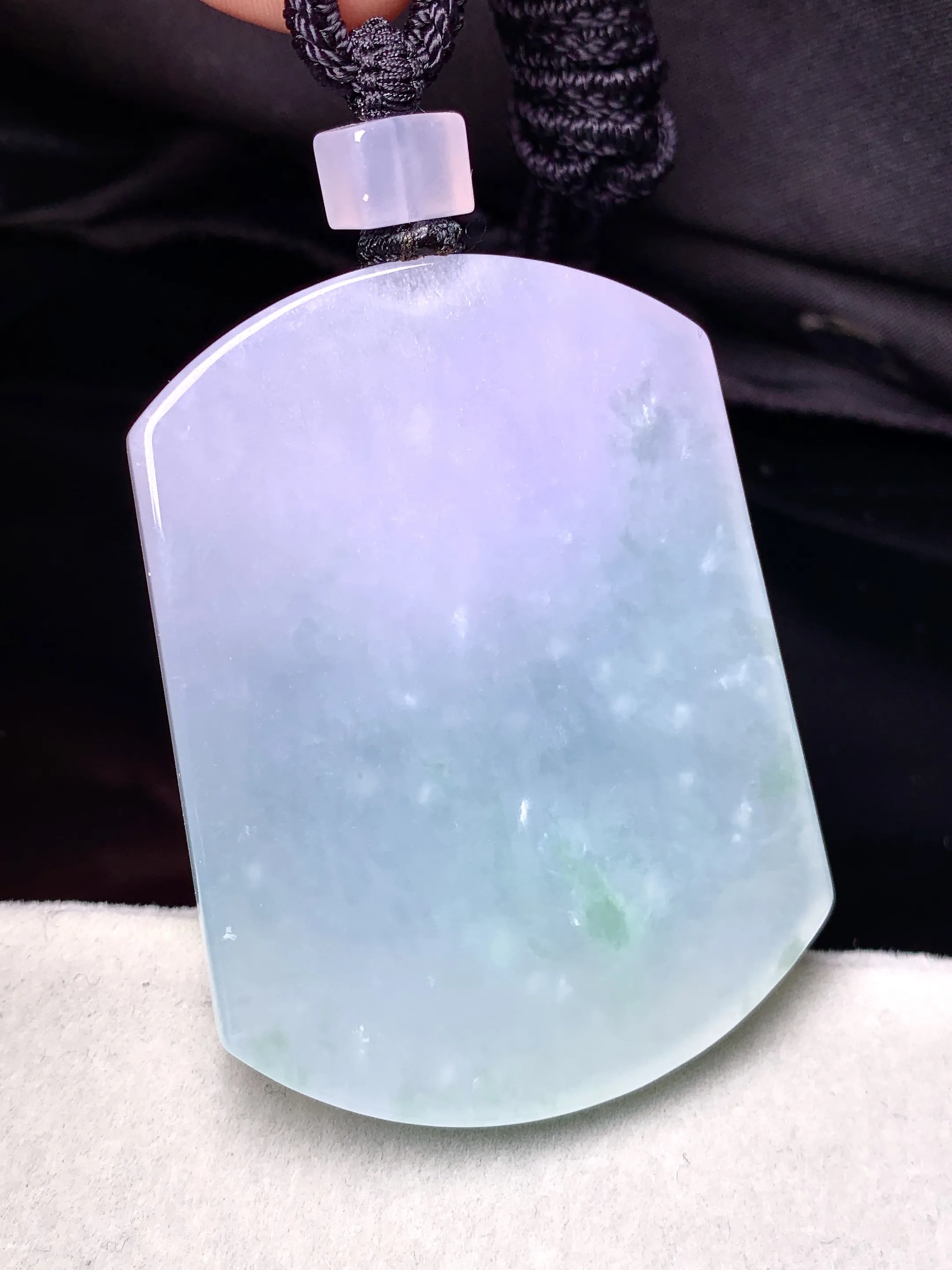 飘花无事牌吊坠 玉质细腻 色泽艳丽清新 整体尺寸53*39.8*5