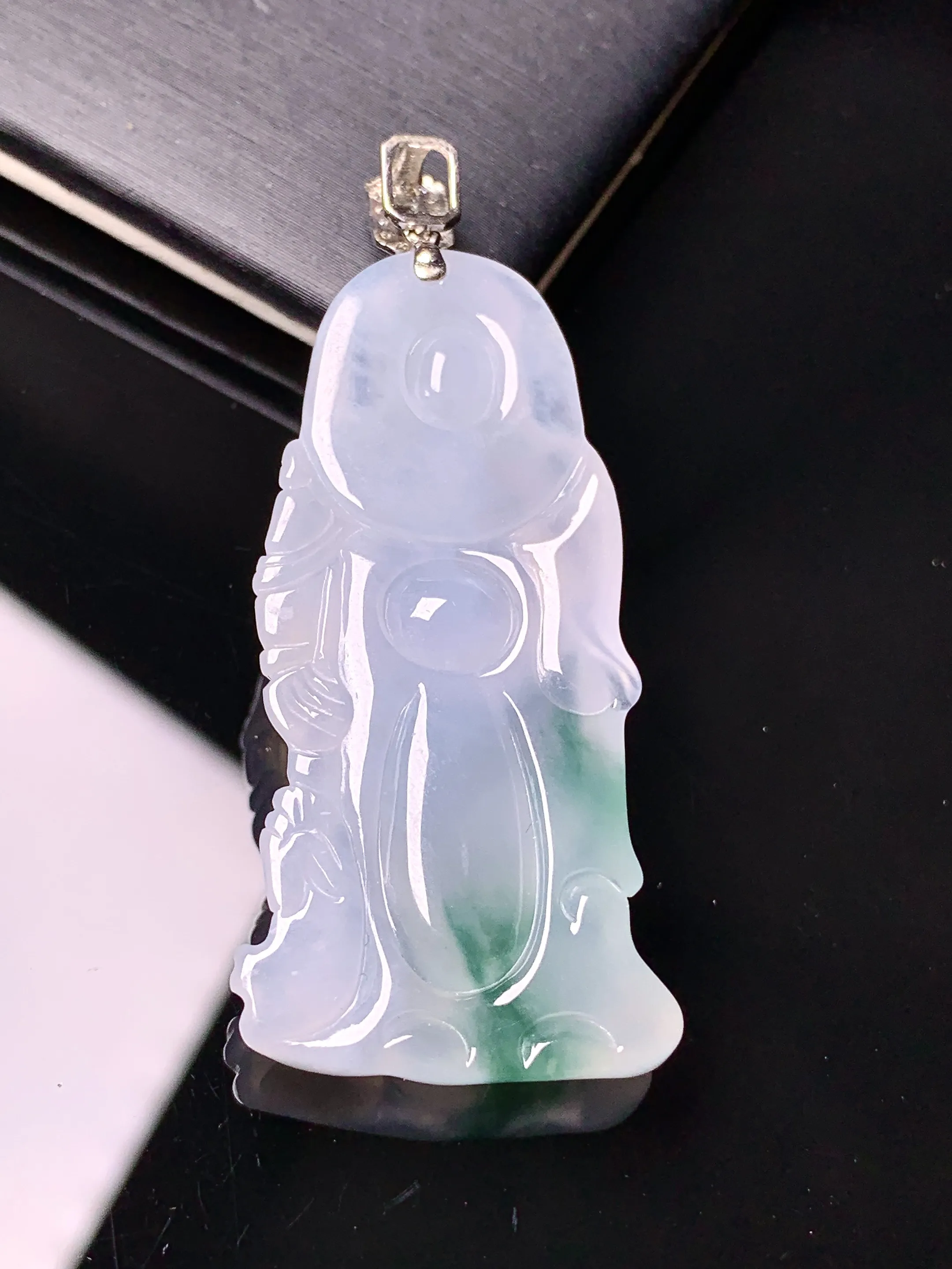 18k金镶嵌飘绿关羽吊坠 玉质细腻 色泽艳丽清新 整体尺寸49.8*21.5*6.2