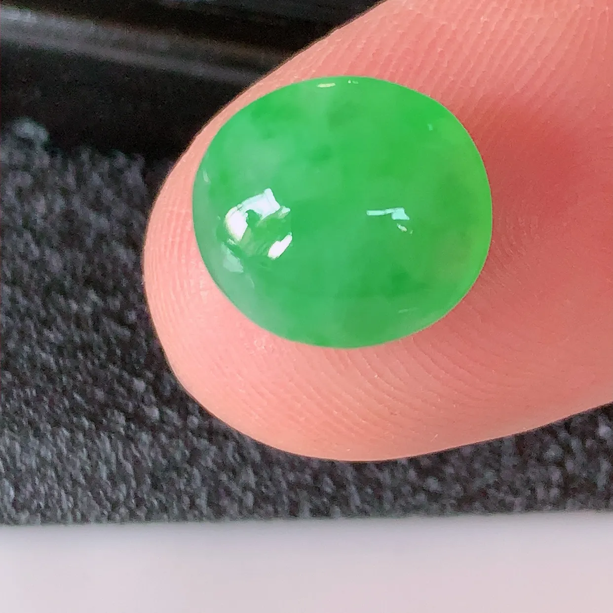 自然光实拍，冰满绿翡翠戒面，蛋面，翠色灵动，玉质细腻，颜色漂亮，品相佳，镶嵌更靓，佩戴佳品！#97.4尺寸10.5*9.5*5.5