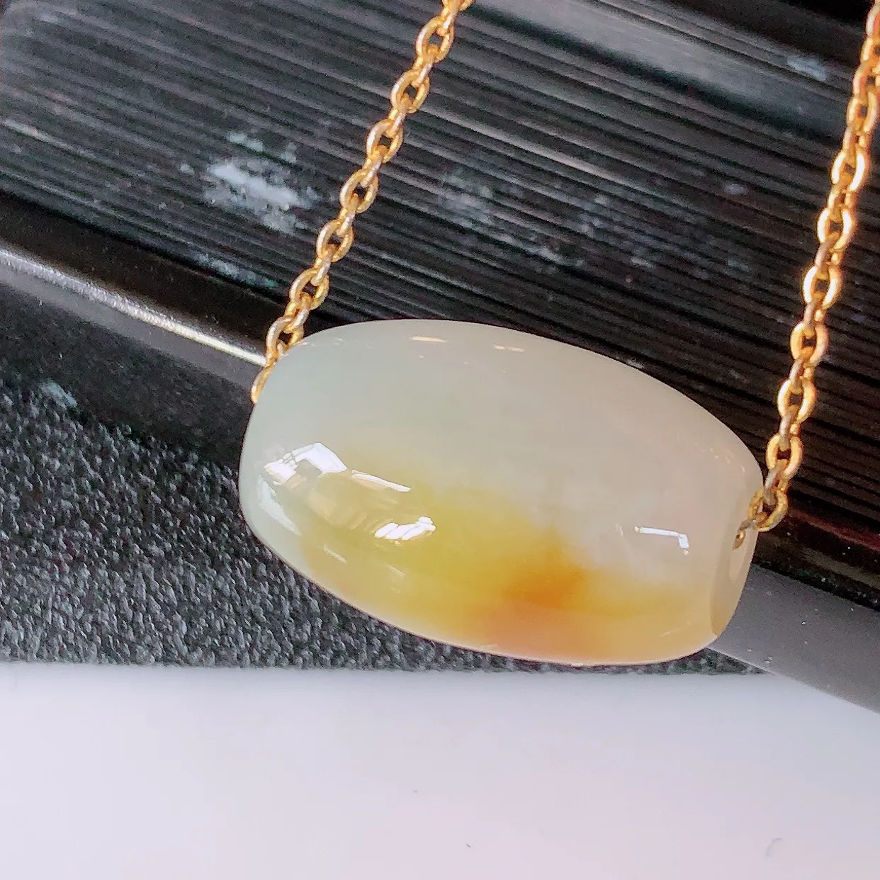 自然光实拍，冰润黄翡双彩翡翠路路通吊坠，寓意时来运转、财源滚滚，款式新颖时尚，日常百搭的款！配图银链#94.7