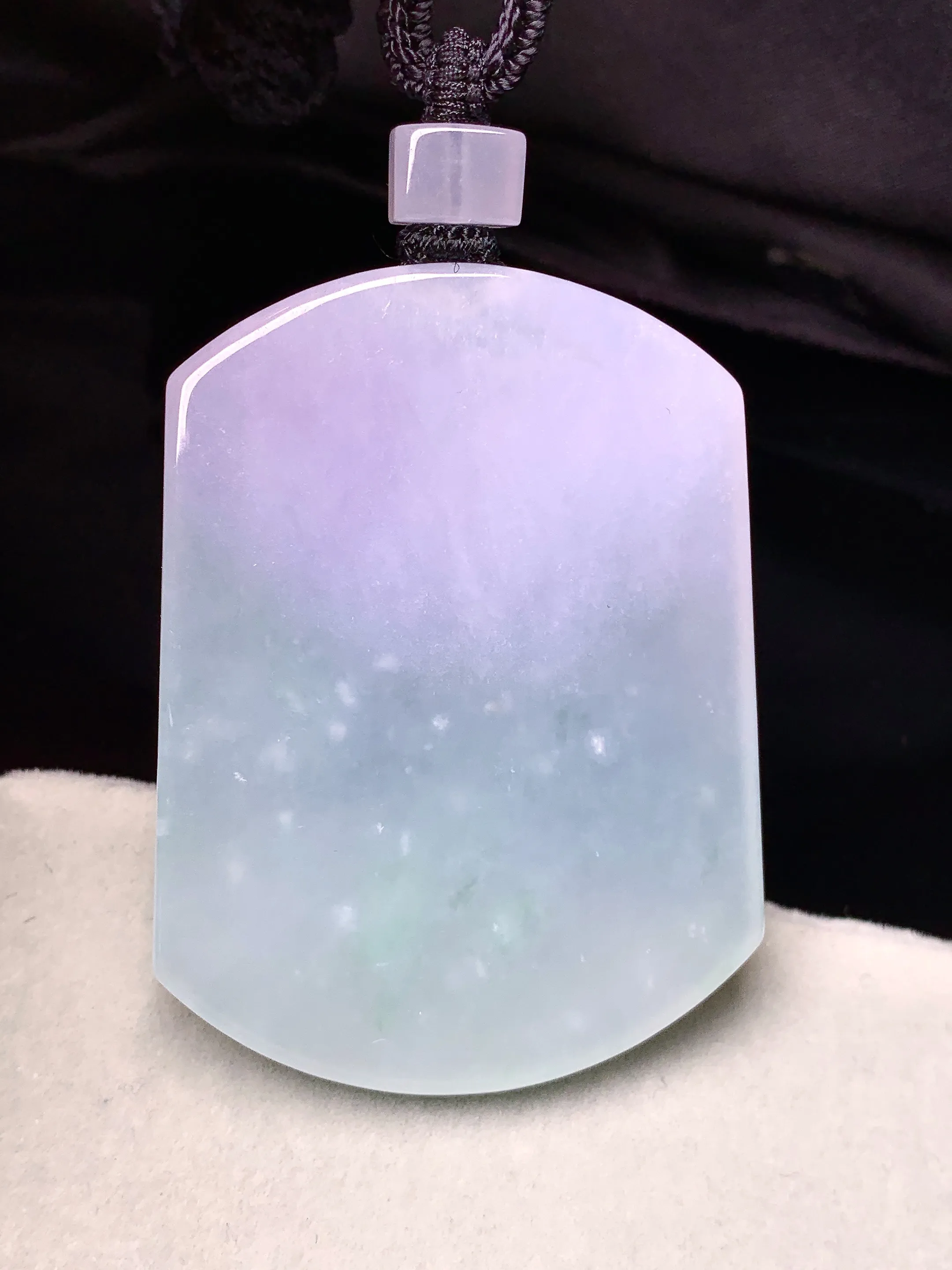 飘花无事牌吊坠 玉质细腻 色泽艳丽清新 整体尺寸53*39.8*5