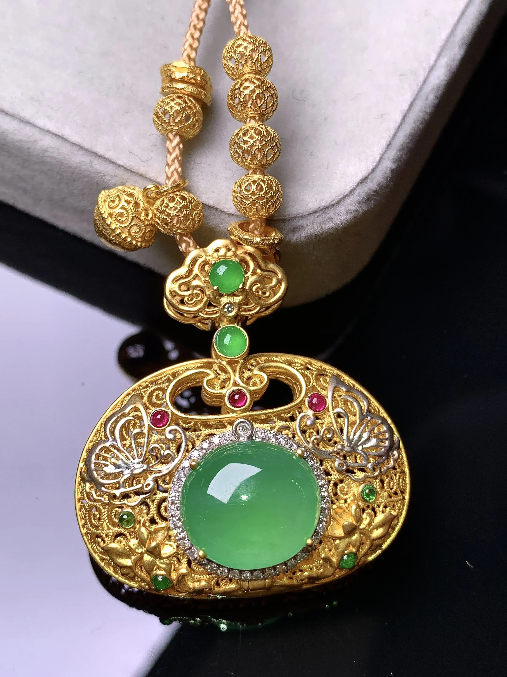 18k金钻镶嵌满绿蛋面吊坠 玉质细腻 色泽艳丽清新 整体尺寸31.5*29.5*14.2