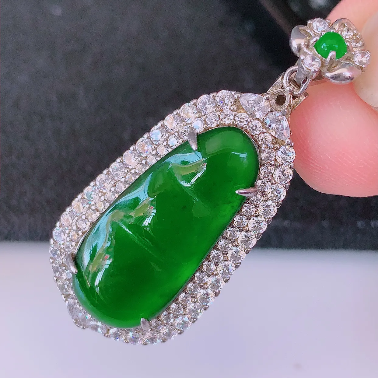 冰透满绿翡翠925银镶嵌福豆吊坠，自然光实拍，翠色灵动，颜色漂亮，种老水足，品相佳，佩戴佳品！#97.7整体41*17*10.5裸石24.5*10.5