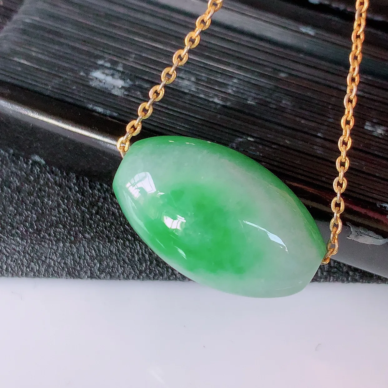 自然光实拍，冰润飘绿翡翠路路通吊坠，寓意时来运转、财源滚滚，款式新颖时尚，日常百搭的款！配图银链#94.7