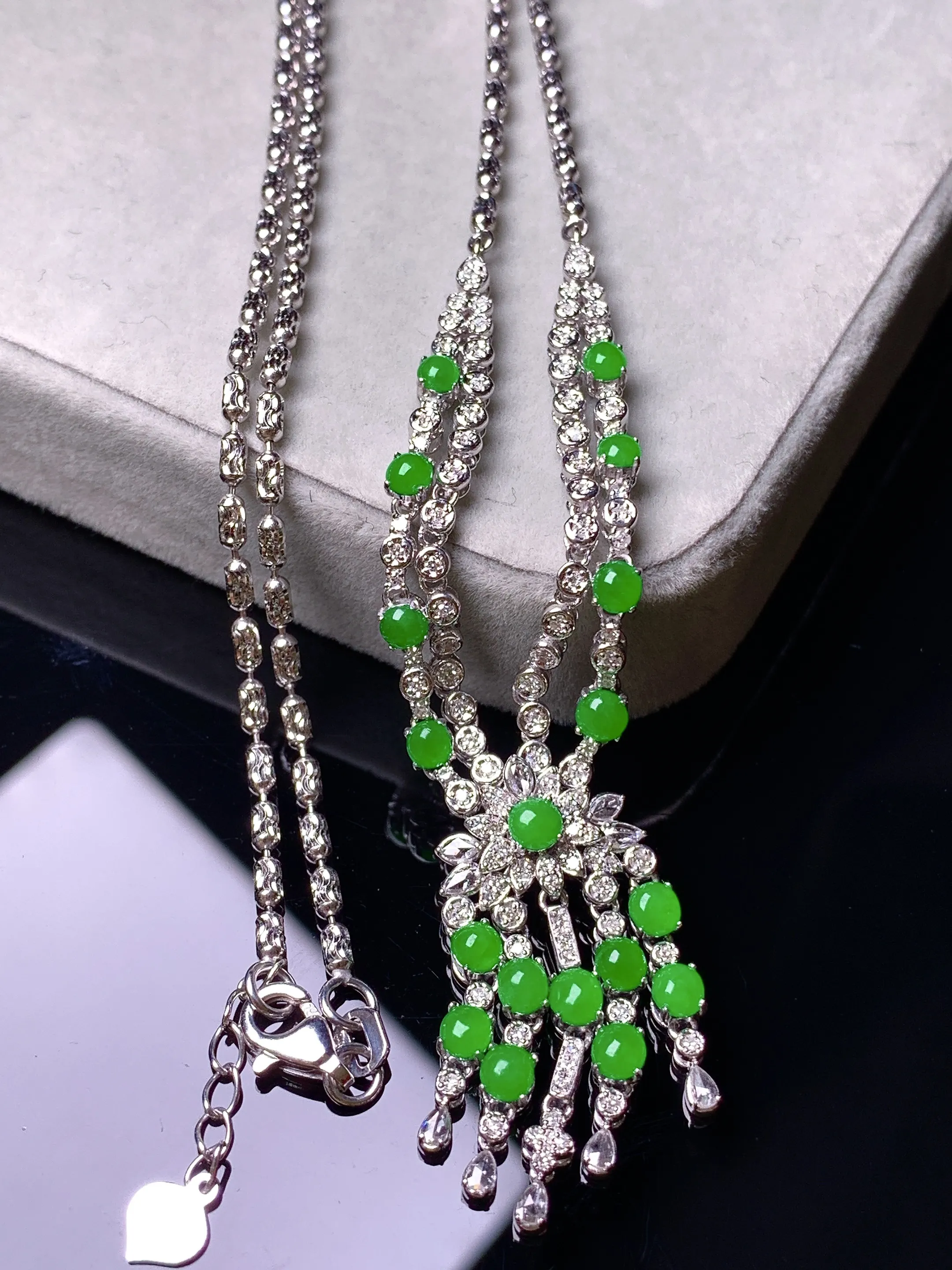 18k金钻镶嵌满绿蛋面组合项链 玉质细腻 色泽艳丽清新 整体尺寸71.8*12.8*5