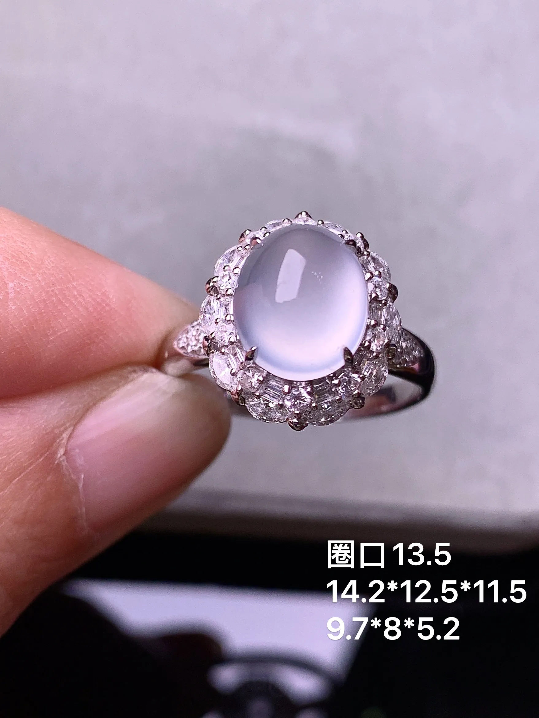 18k金钻镶嵌冰种蛋面戒指 玉质细腻 色泽艳丽清新 圈口13.5 整体尺寸14.2*12.5*11.5