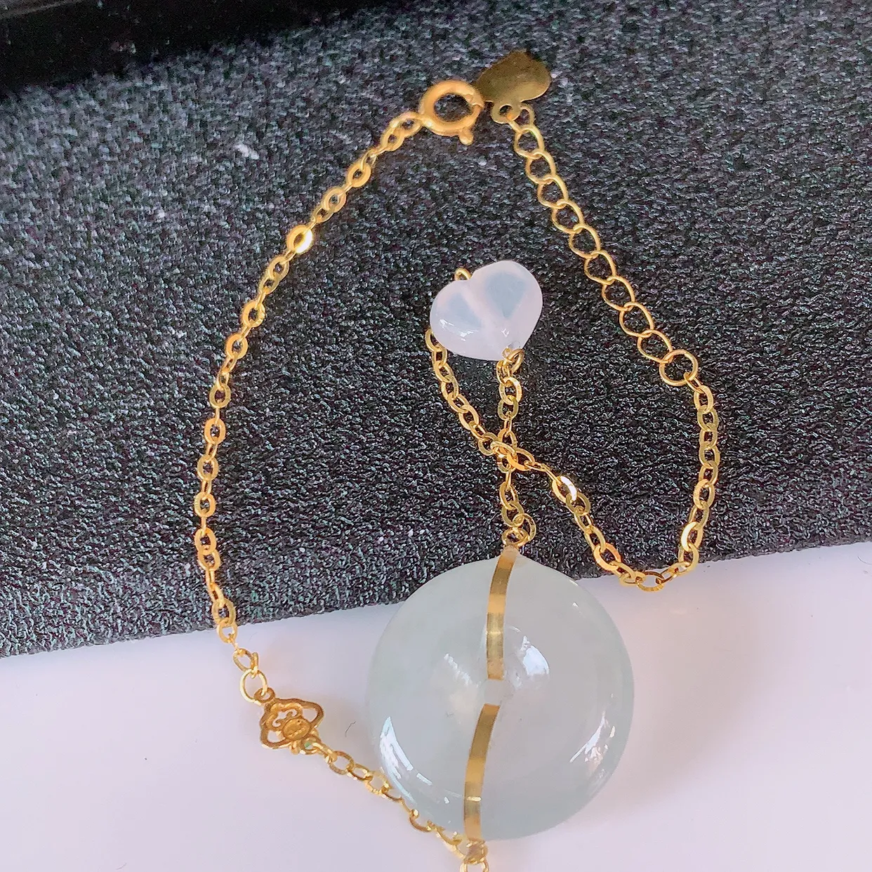 18k金镶嵌冰种翡翠平安扣手链，沁人心脾，精致典雅的设计，为佩戴者，增添色彩，送礼自留都是佳品选择！#57.7平安扣尺寸14.8*4