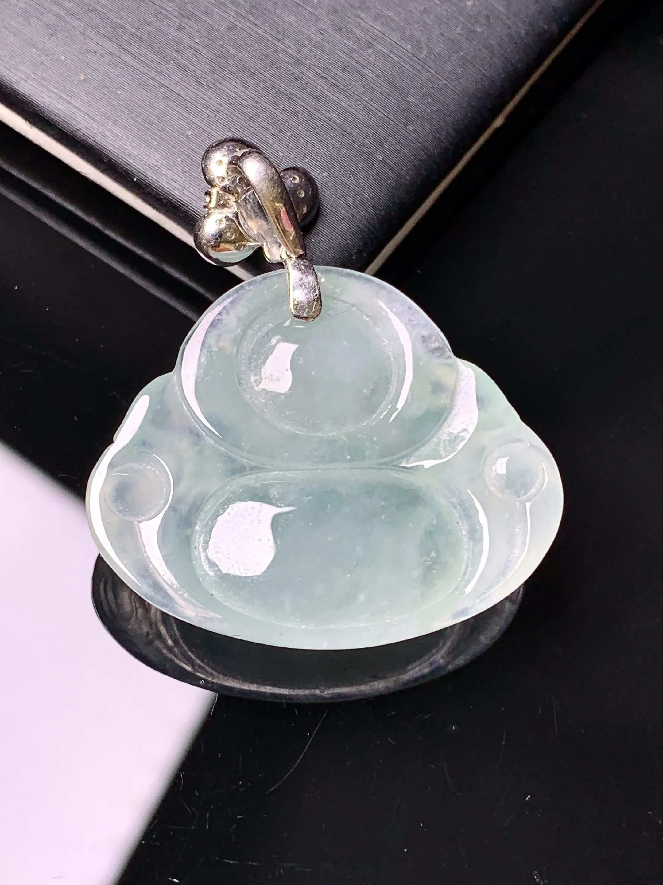 18k金钻镶嵌飘花佛公吊坠 玉质细腻 色泽艳丽清新 整体尺寸35*30*6.2