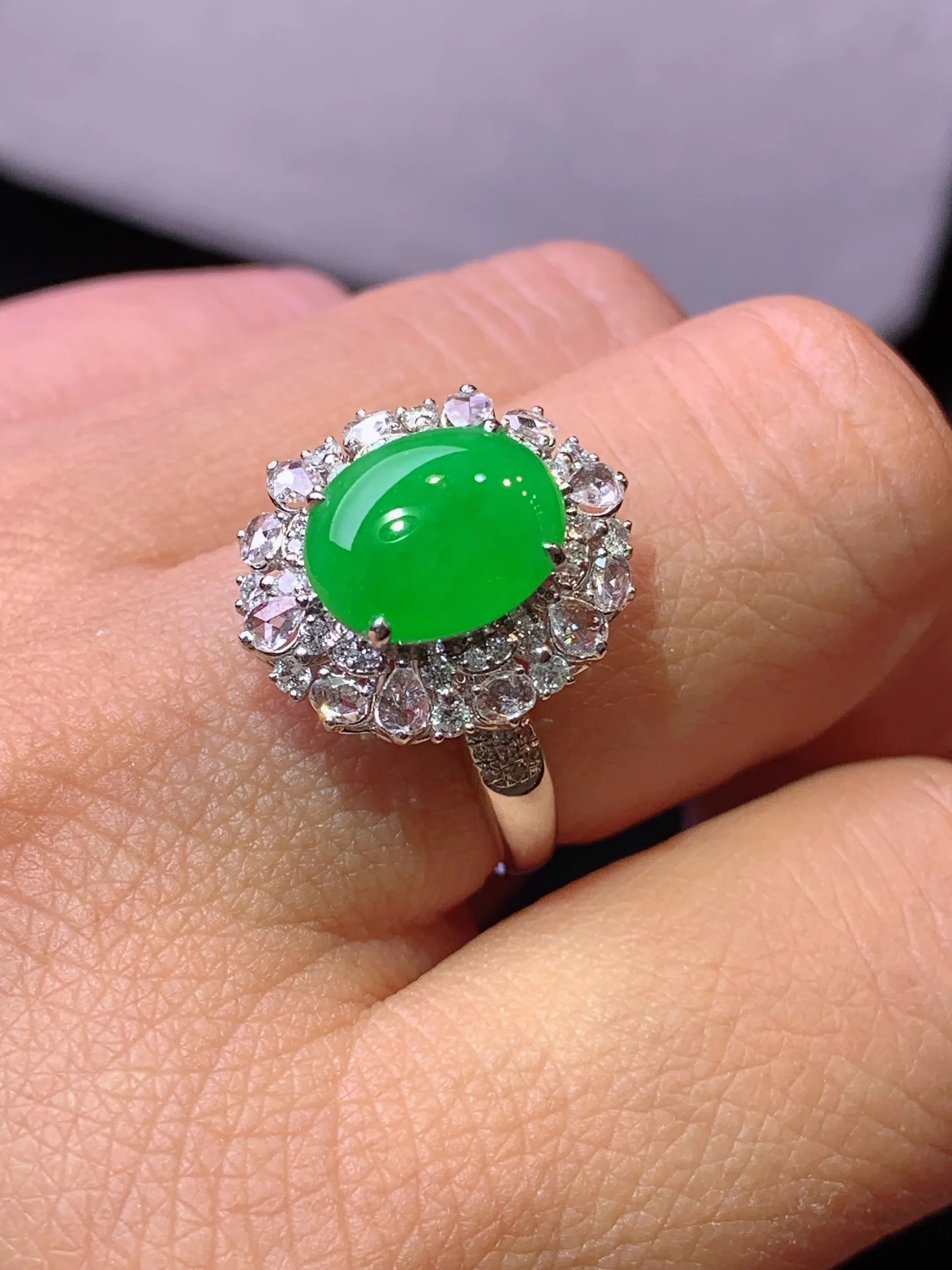 18k金钻镶嵌满绿蛋面戒指 玉质细腻 色泽艳丽清新 圈口14 整体尺寸16.8*14.6*10