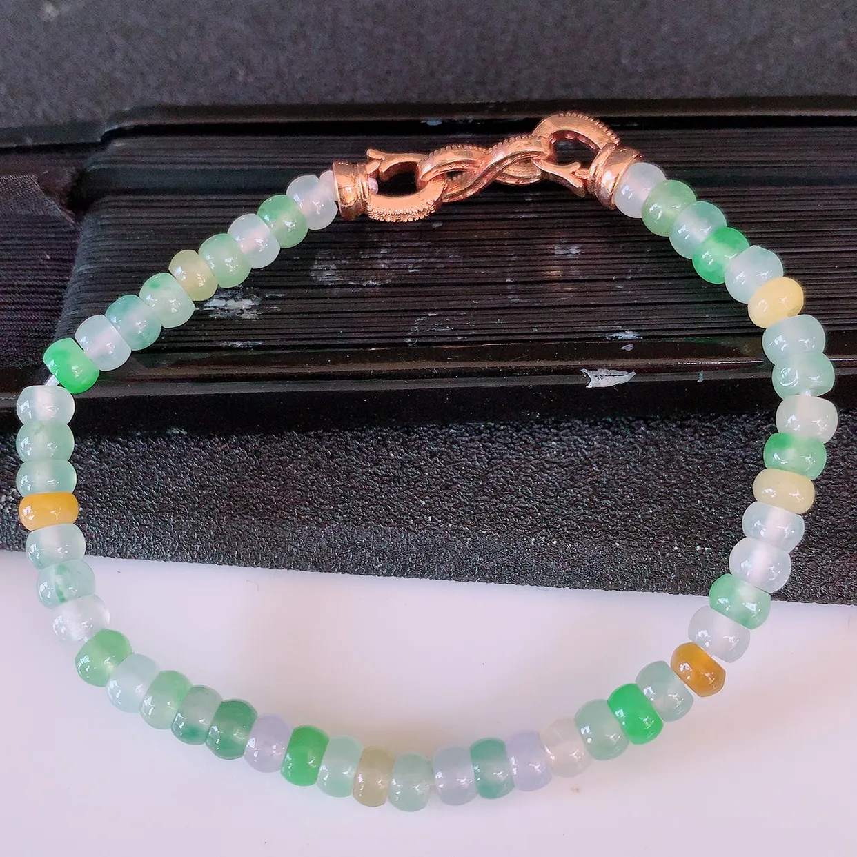 自然光实拍，冰种多宝翡翠手链，多彩翡翠手串，颜色丰富，料子细腻，高档大气，自戴送礼佳品！#60.7取